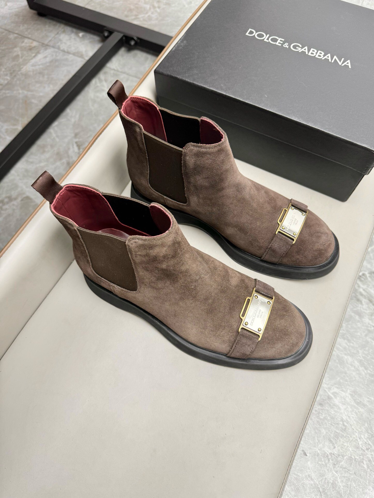 NO:219765,Brand D&G color original color matching 39-44 Customized 38.45.46 Price Material Dolce & Gabbana/New men's boots Calfskin mocasin shoes Bernini series mocasin shoes, embellished with new metal signs. Made of Mino calfskin, original combination rubber outsole retro and shiny texture complement each other, releasing contemporary exquisite charm., D&G-men's boots, Dolce & Gabbana, Dolce & Gabbana, Dolce & Gabbana, boots, cowhide19860909品牌D&G 颜色原版配色 码数39-44定做38.45.46 价格 材质杜嘉班纳Dolce & Gabbana/新款男靴 小牛皮莫卡辛鞋 Bernini 系列莫卡辛鞋,点缀全新金属标牌.采用 Mino 小牛皮制成,原版组合橡胶大底 复古与亮泽质感相得益彰,释放当代考究魅力.,D&G-男靴,Dolce&Gabbana,Dolce&Gabbana,Dolce&Gabbana,boots,cowhide,Men's shoes