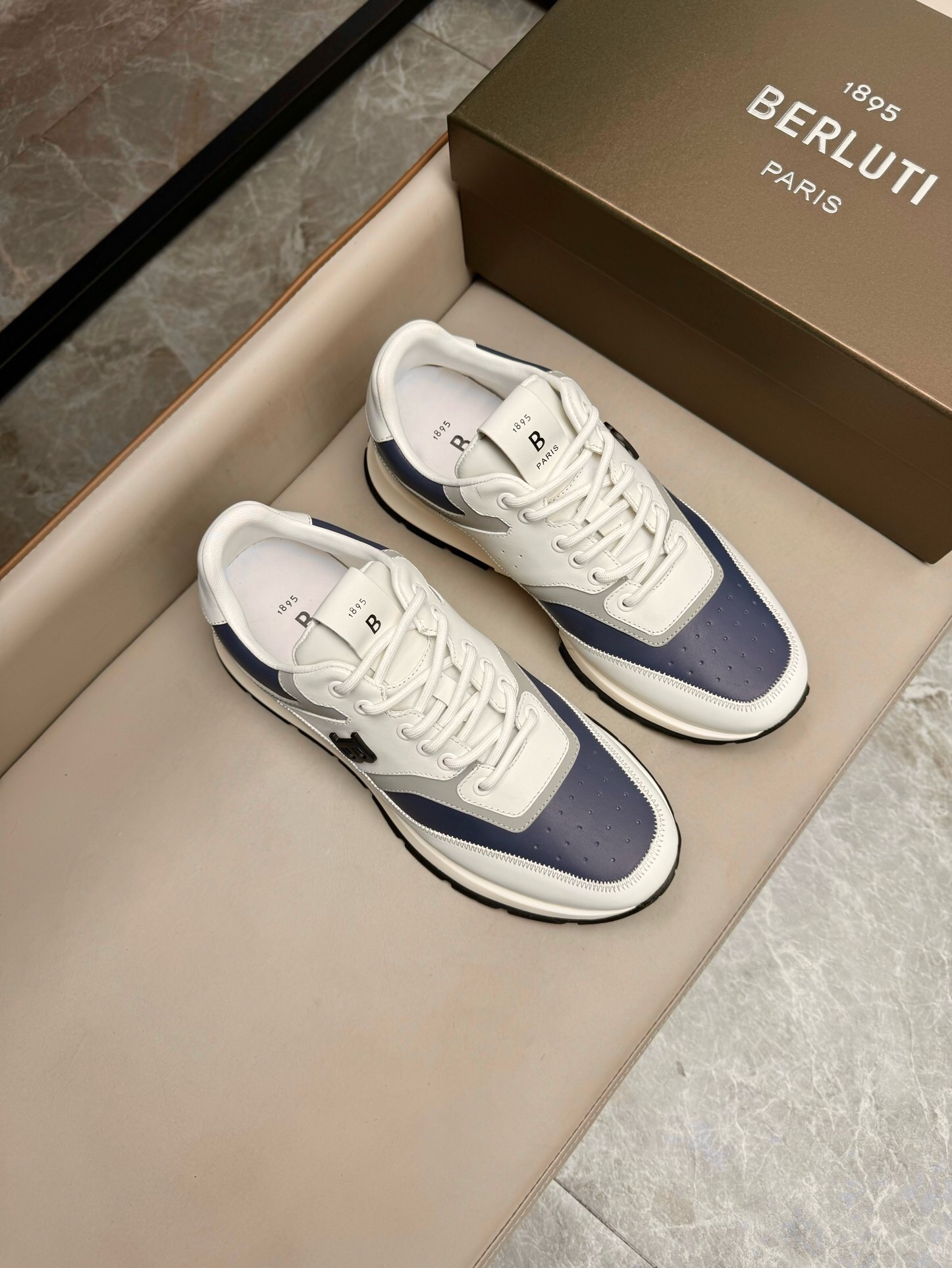 NO:221529,Brand Berluti color original color matching 39-44 customized 38.45 price Material Berluti new style high-end top · original single Ber* Berluti French top men's shoes. The Berluti brand's debut broke the convention and launched a new Edge last. This bold improvement of the iconic last is of great significance to its unique shape and width of the side. On Alessandro shoes, this angular outline is more perspective-like by Kris' bold and professional new Cloudy dyeing. It is both business and casual. Classic and fashionable!  The handwritten patterns on the shoe body add a lot of color, Berluti, christian louboutin, Dolce & Gabbana19860909品牌Berluti 颜色原版配色 码数39-44定做38.45 价格 材质伯尔鲁帝新款 高端 顶级·原单Ber*布鲁提法国顶级男鞋,Berluti品牌的首秀中打破常规,推出全新的Edge鞋楦.标志性鞋楦的这种大胆改良,对于其独特形状和边宽创意工作意义重大、在Alessandro鞋履上,这种棱角分明的轮廓经Kris大胆专业的全新Cloudy 染色显得更有透视感.既商务又休闲.经典时尚！鞋身的手写纹更为其增色不少,Berluti 布鲁提,christian louboutin,Dolce&Gabbana,Men's shoes