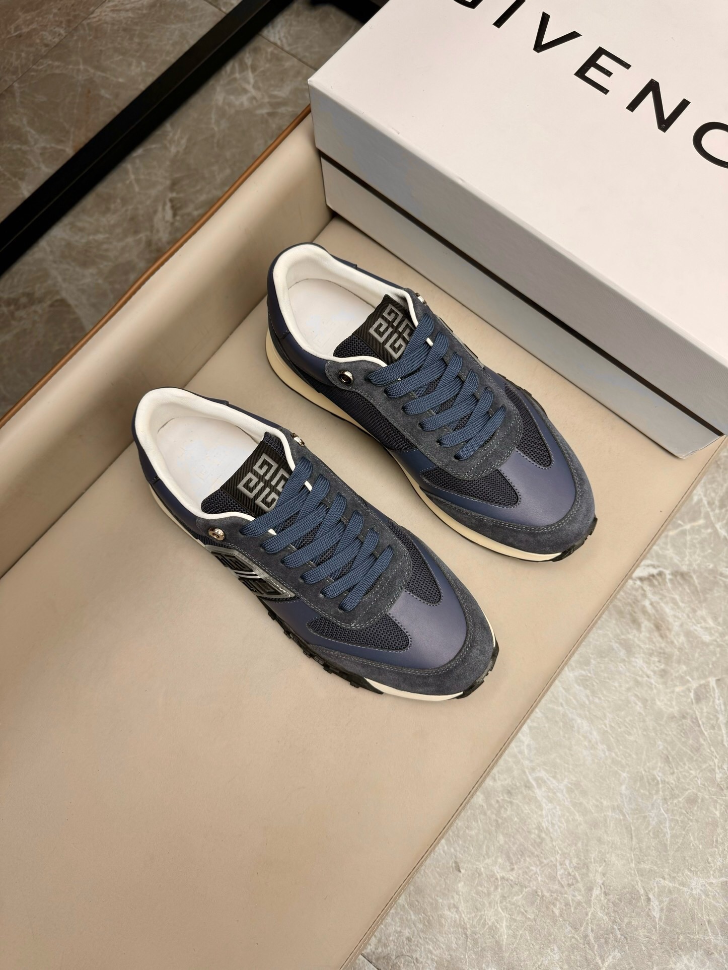 NO:221544,Brand GIVENCHY Color Original Color Code Number 38-45 Standard Code Price Material Givenchy Top-level Original Product!  The upper of the high-quality sports shoes is spliced ​​with imported cowhide to make it breathable. Comfortable mesh lining. Sweat-absorbing mesh footbed. Original combination sole. Fashionable, simple and elegant. All-match style. Givenchy casual shoes. Givenchy, given, given, sneakers, cowhide.19860909品牌GIVENCHY 颜色 原版配色 码数38-45标准码 价格 材质纪梵希顶级·原单货！精品好货运动鞋鞋面采用进口牛皮拼接而成透气 舒适网布内里 吸汗网布垫脚 原版 组合大底 版型时尚简洁大方 百搭款,纪梵希休闲鞋,givenchy,givenchy,sneakers,cowhide,Men's shoes