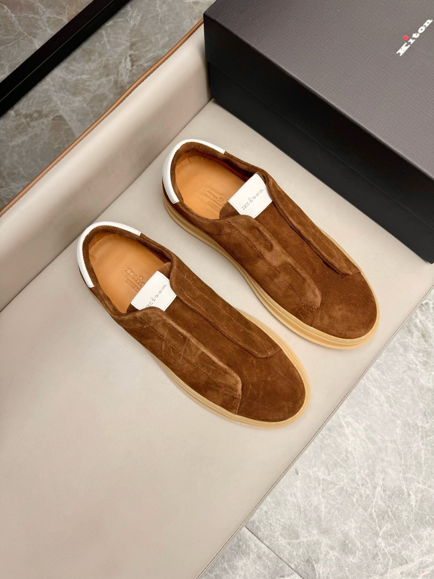 NO:221383,Brand Kiton color original color matching code number 39-44 customized 38454647 price material Kiton new product original single-stock low-top casual sports shoes!  The upper is made of original cowhide fabric cowhide inner lining. The original molded sole of cowhide is made of high quality, worthy of possession.19860909品牌Kiton 颜色原版配色 码数39-44定做38454647 价格 材质kiton新品原单货低帮休闲运动鞋！鞋面采用原版牛皮面料牛皮内里 牛皮垫脚原版开模大底、高品质值得拥有,,sneakers,cowhide,Men's shoes