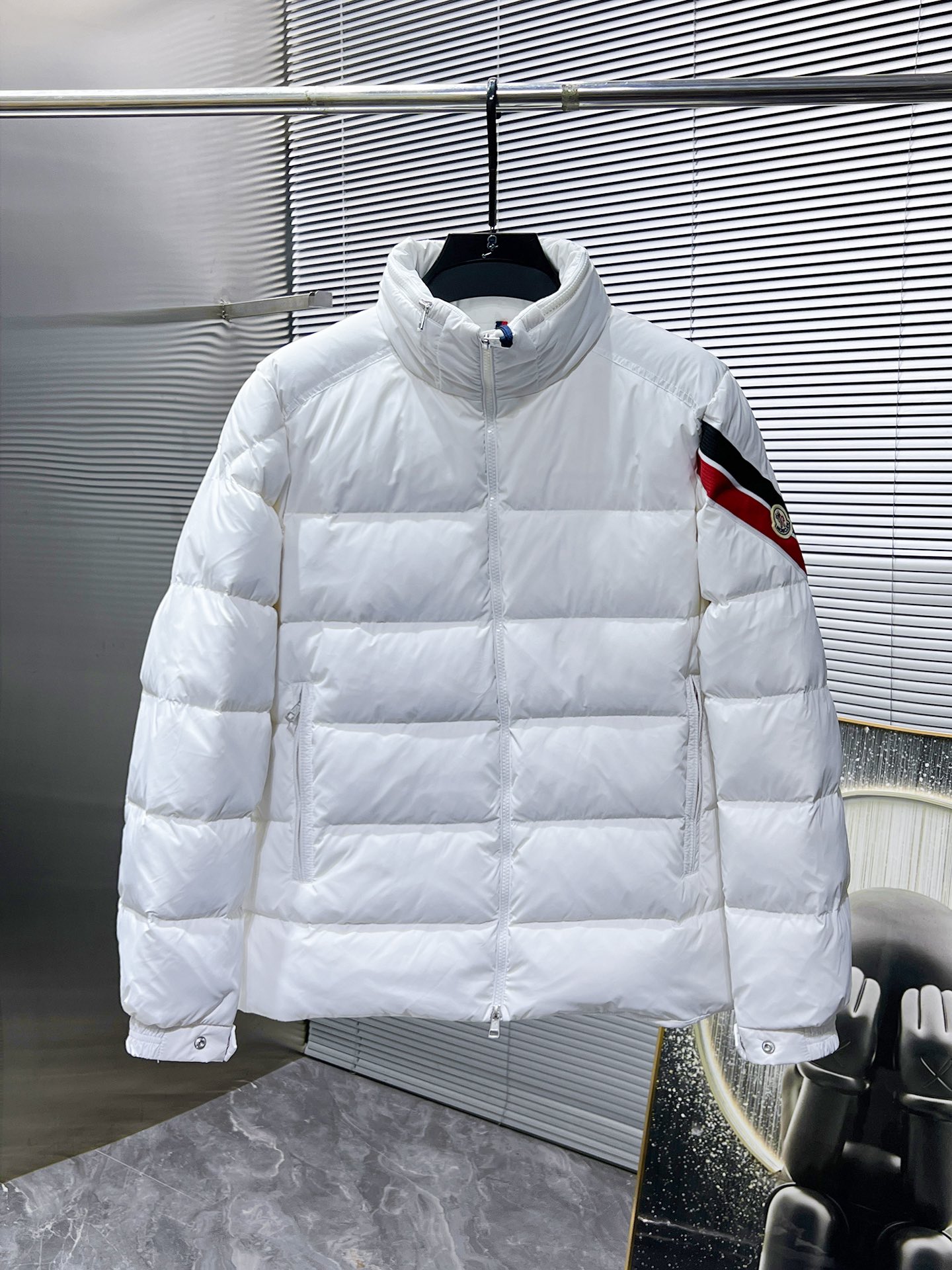 P400  蒙口  moncler  2025秋冬新款隐藏帽羽绒服外套，爆款来袭，品相超级好。进口防风防雨面料，软糯亲肤，抗皱不沾灰，立挺有型，时尚绝绝子；奢华有型，辨识度极高；一眼就能看到的好品质。男女同款。适合凹各种造型，内搭随意，时尚感爆棚。码数 1-5
