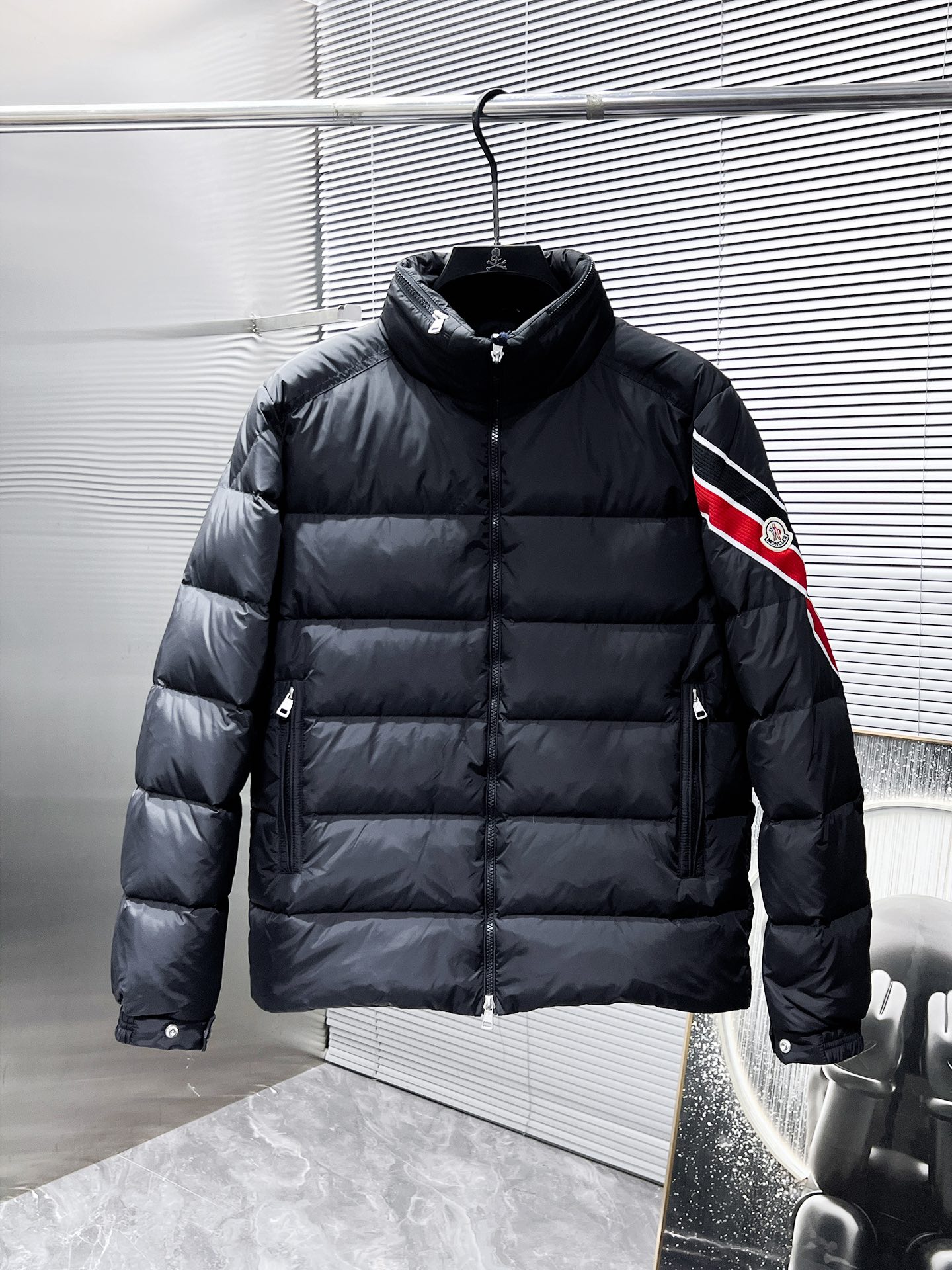 P400  蒙口  moncler  2025秋冬新款隐藏帽羽绒服外套，爆款来袭，品相超级好。进口防风防雨面料，软糯亲肤，抗皱不沾灰，立挺有型，时尚绝绝子；奢华有型，辨识度极高；一眼就能看到的好品质。男女同款。适合凹各种造型，内搭随意，时尚感爆棚。码数 1-5