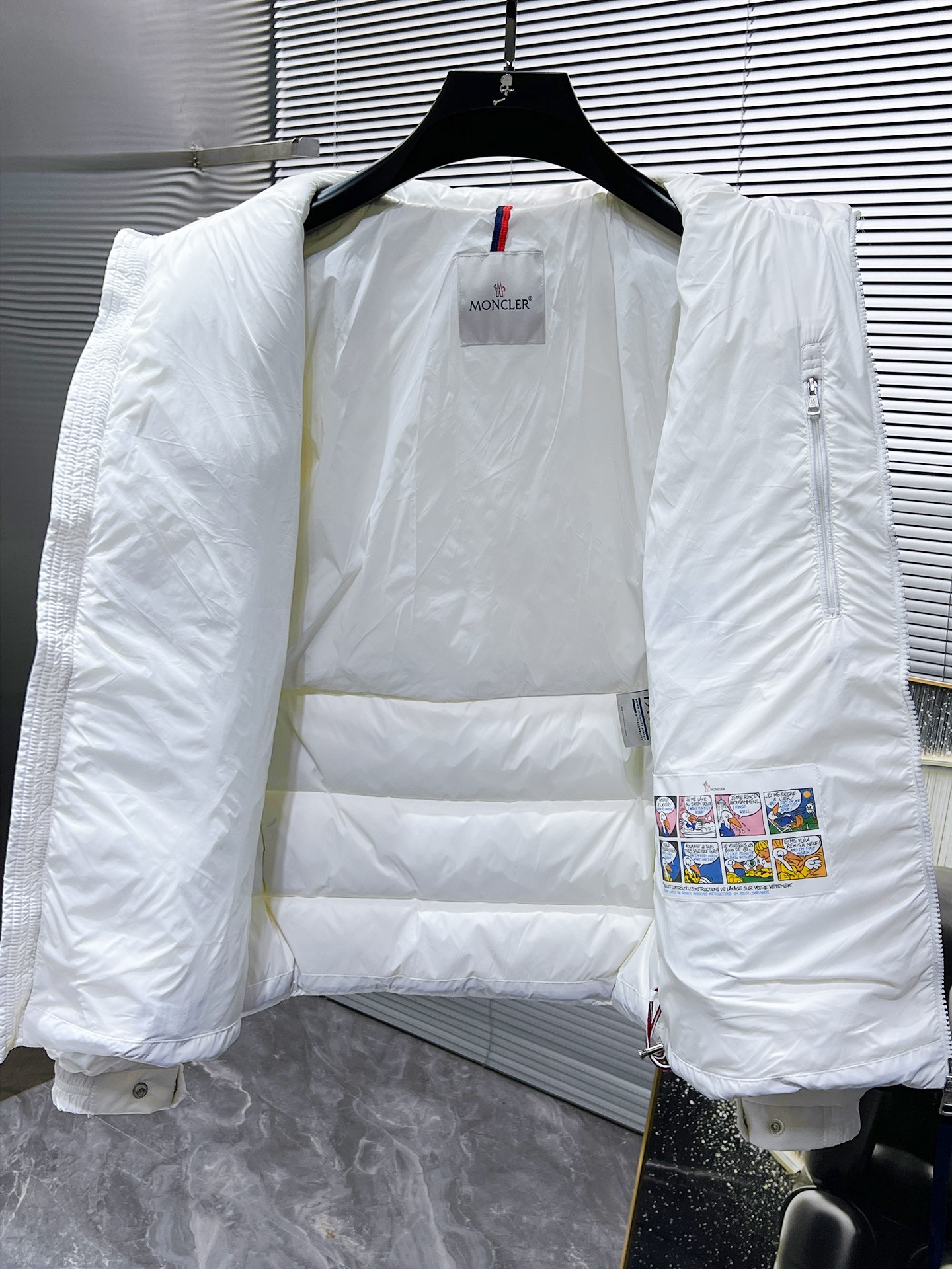 P400  蒙口  moncler  2025秋冬新款隐藏帽羽绒服外套，爆款来袭，品相超级好。进口防风防雨面料，软糯亲肤，抗皱不沾灰，立挺有型，时尚绝绝子；奢华有型，辨识度极高；一眼就能看到的好品质。男女同款。适合凹各种造型，内搭随意，时尚感爆棚。码数 1-5