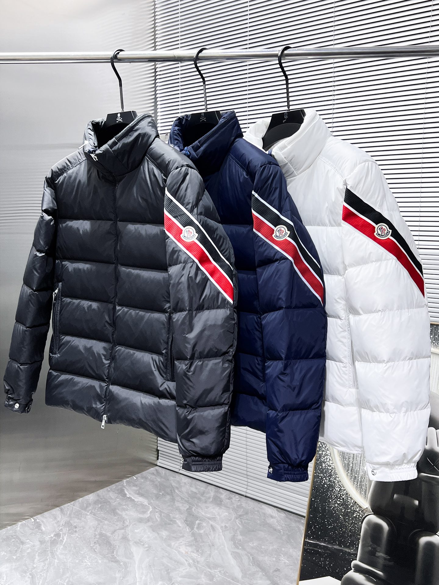 P400  蒙口  moncler  2025秋冬新款隐藏帽羽绒服外套，爆款来袭，品相超级好。进口防风防雨面料，软糯亲肤，抗皱不沾灰，立挺有型，时尚绝绝子；奢华有型，辨识度极高；一眼就能看到的好品质。男女同款。适合凹各种造型，内搭随意，时尚感爆棚。码数 1-5