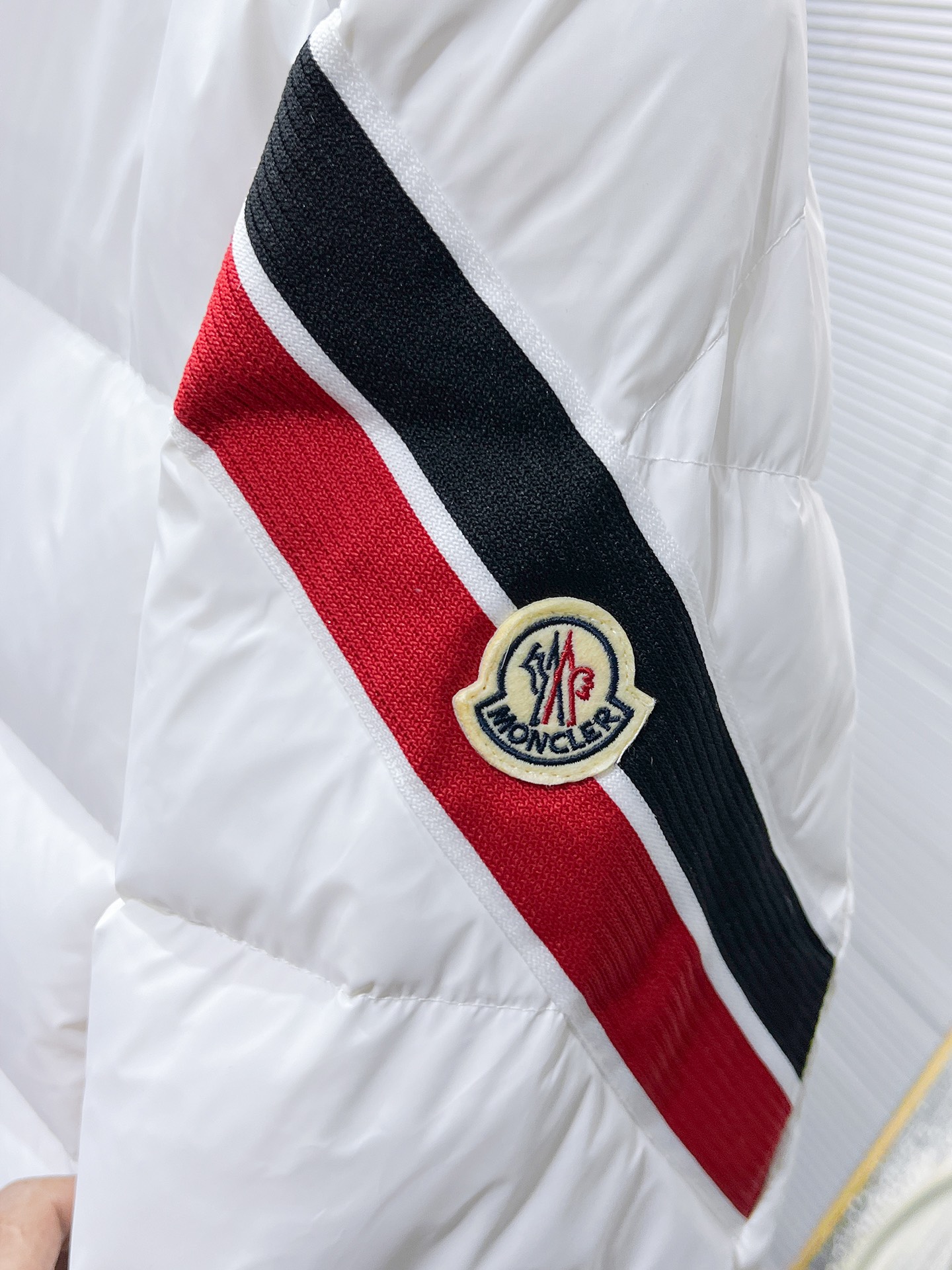P400  蒙口  moncler  2025秋冬新款隐藏帽羽绒服外套，爆款来袭，品相超级好。进口防风防雨面料，软糯亲肤，抗皱不沾灰，立挺有型，时尚绝绝子；奢华有型，辨识度极高；一眼就能看到的好品质。男女同款。适合凹各种造型，内搭随意，时尚感爆棚。码数 1-5