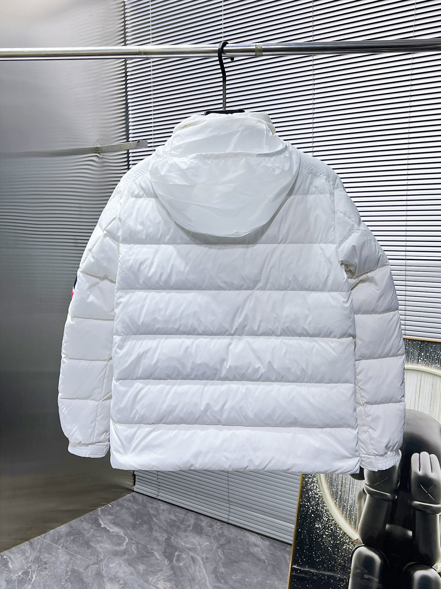 P400  蒙口  moncler  2025秋冬新款隐藏帽羽绒服外套，爆款来袭，品相超级好。进口防风防雨面料，软糯亲肤，抗皱不沾灰，立挺有型，时尚绝绝子；奢华有型，辨识度极高；一眼就能看到的好品质。男女同款。适合凹各种造型，内搭随意，时尚感爆棚。码数 1-5