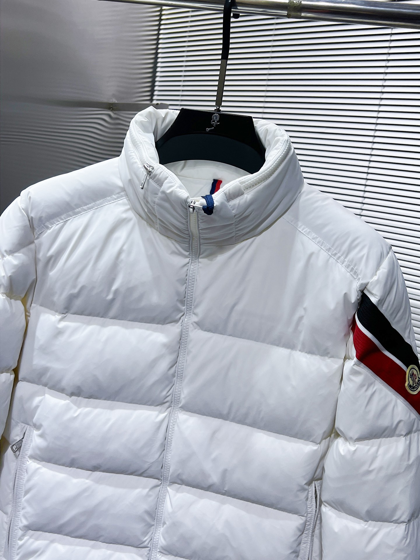 P400  蒙口  moncler  2025秋冬新款隐藏帽羽绒服外套，爆款来袭，品相超级好。进口防风防雨面料，软糯亲肤，抗皱不沾灰，立挺有型，时尚绝绝子；奢华有型，辨识度极高；一眼就能看到的好品质。男女同款。适合凹各种造型，内搭随意，时尚感爆棚。码数 1-5