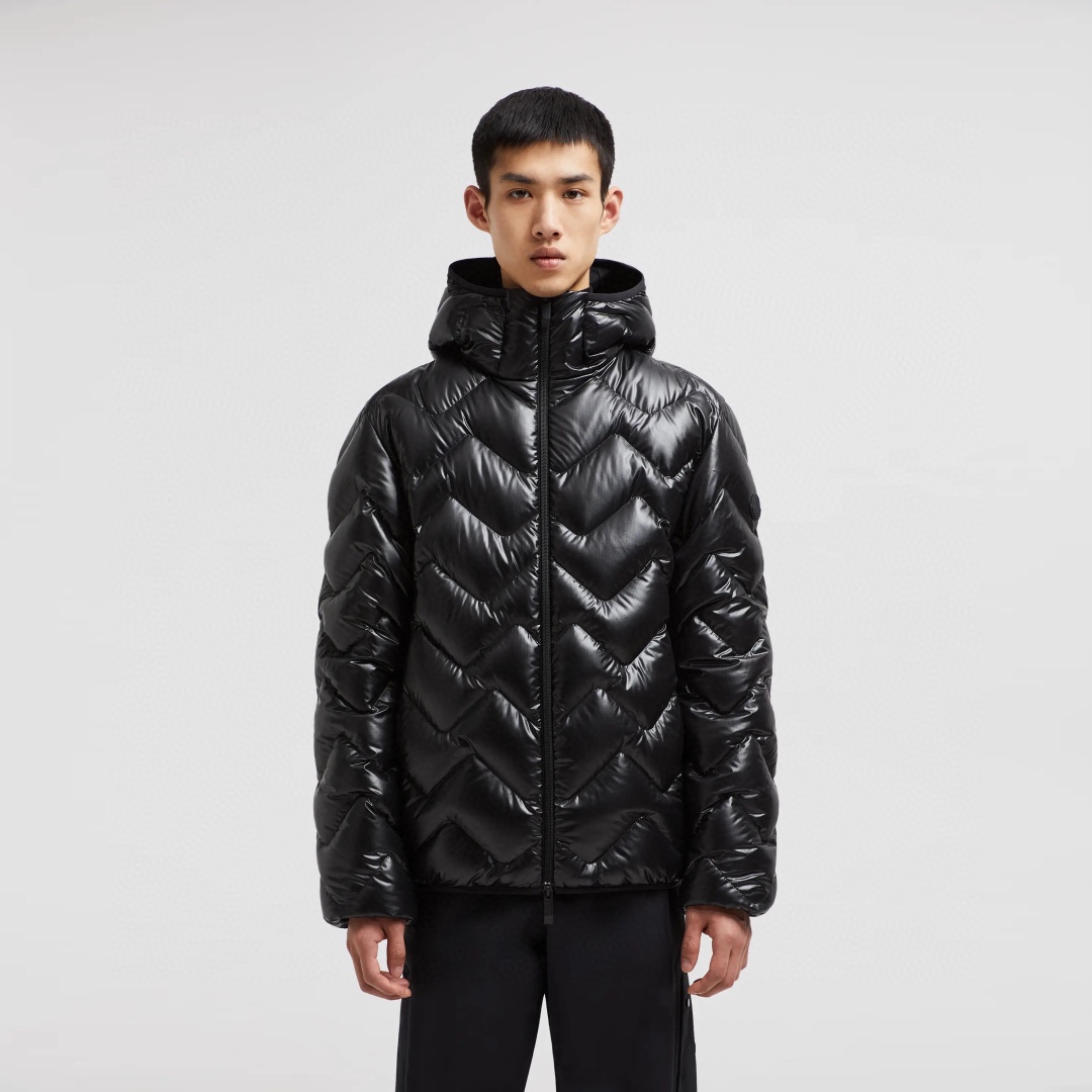 NO:623943,MON's new autumn and winter lightweight nylon waterproof hooded down jacket, a fashionable wavy quilted pattern casual zipper down jacket for men and women!  Trading company channels are rare, and the official website is on sale at the same time for 13,400 RMB!  The new Laverq down jacket from Fameng is a trend-setting masterpiece that cleverly combines cutting-edge fabrics and novel detailed designs, showing a unique fashion charm!  The sleeve arms are decorated with black rubber brand logos, simple yet stylish!  The hood is equipped with a visor with a reflective printed logo, which not only improves the overall visual effect, but also adds a layer of safety for you at night!  The casual and loose fit design makes this down jacket not only suitable for men, but also can show the spontaneity and freedom of girls. Whether it is daily travel or outdoor adventure, it can become your indispensable fashion companion!  Size 1-4 24027 size data: Size 1 has a shoulder width of 48cm-bust 112cm-shirt length 66cm-sleeve length 64cm. Size 2 has a shoulder width of 49cm-chest 116cm-shirt length 68cm-sleeve length 65cm. Size 3 has a shoulder width of 50cm-chest 120cm-shirt length 70cm-sleeve length 66cm.  Size 4, shoulder width 51cm - bust 124cm - length 72cm - sleeve length 67cm. Recommended size (standard version). Height 174kg, try on size 2 which is suitable!  For boys, choose size 1 if you weigh less than 140 pounds, choose size 2 if you weigh between 146 pounds and 164 pounds, choose size 3 if you weigh 146-164 pounds, and choose size 4 if you weigh 164-184 pounds!  All girls can choose size 1!  ,,jackets & coats,jackets & coats,down jacket,hats,alexander wang19860909MON秋冬新款轻薄尼龙防水连帽羽绒夹克,男女同款时尚波浪形绗缝图案休闲拉链羽绒服外套！贸易公司渠道稀出,同步官网发售13400RMB！法蒙家新款Laverq羽绒服,一款引领潮流的佳作,巧妙融合了前沿面料与新颖细节设计,展现出独特的时尚魅力！ 袖臂上点缀着黑色的橡胶品牌标识,简约而不失格调！兜帽部分则配备了反光印花标识的帽舌,不仅提升了整体的视觉效果,更在夜间为你增添一份安全保障！休闲宽松的版型设计,使得这款羽绒服不仅适合男士穿着,同样也能展现出女生的率性与洒脱,无论是日常出行还是户外探险,它都能成为你不可或缺的时尚伴侣！ 尺码1-4 24027尺码数据: 1码肩宽48cm-胸围112cm-衣长66cm-袖长64cm 2码肩宽49cm-胸围116cm-衣长68cm-袖长65cm 3码肩宽50cm-胸围120cm-衣长70cm-袖长66cm 4码肩宽51cm-胸围124cm-衣长72cm-袖长67cm 尺码推荐（标准版型） 身高174-斤,试穿2码合适！ 男生体重斤以内选择1码,-146斤选择2码,146-164斤选择3码,164-184斤选择4码！ 女生全部选择1码即可！,,jackets & coats,jackets & coats,down jacket,hats,alexander wang,Men's clothing