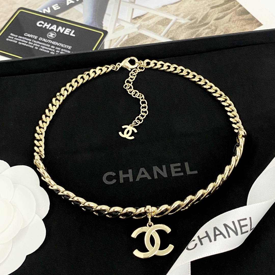  编码N971   
🛍香奈儿项链热销🔥爆上新🆕🆕🆕
😎CHAN 24 黑金穿皮双C项圈
🤓螺旋式穿皮工