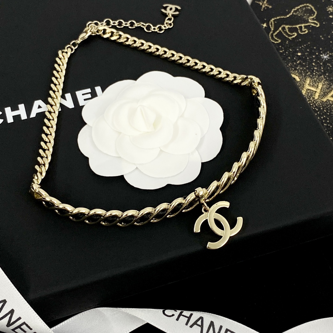  编码N971   
🛍香奈儿项链热销🔥爆上新🆕🆕🆕
😎CHAN 24 黑金穿皮双C项圈
🤓螺旋式穿皮工