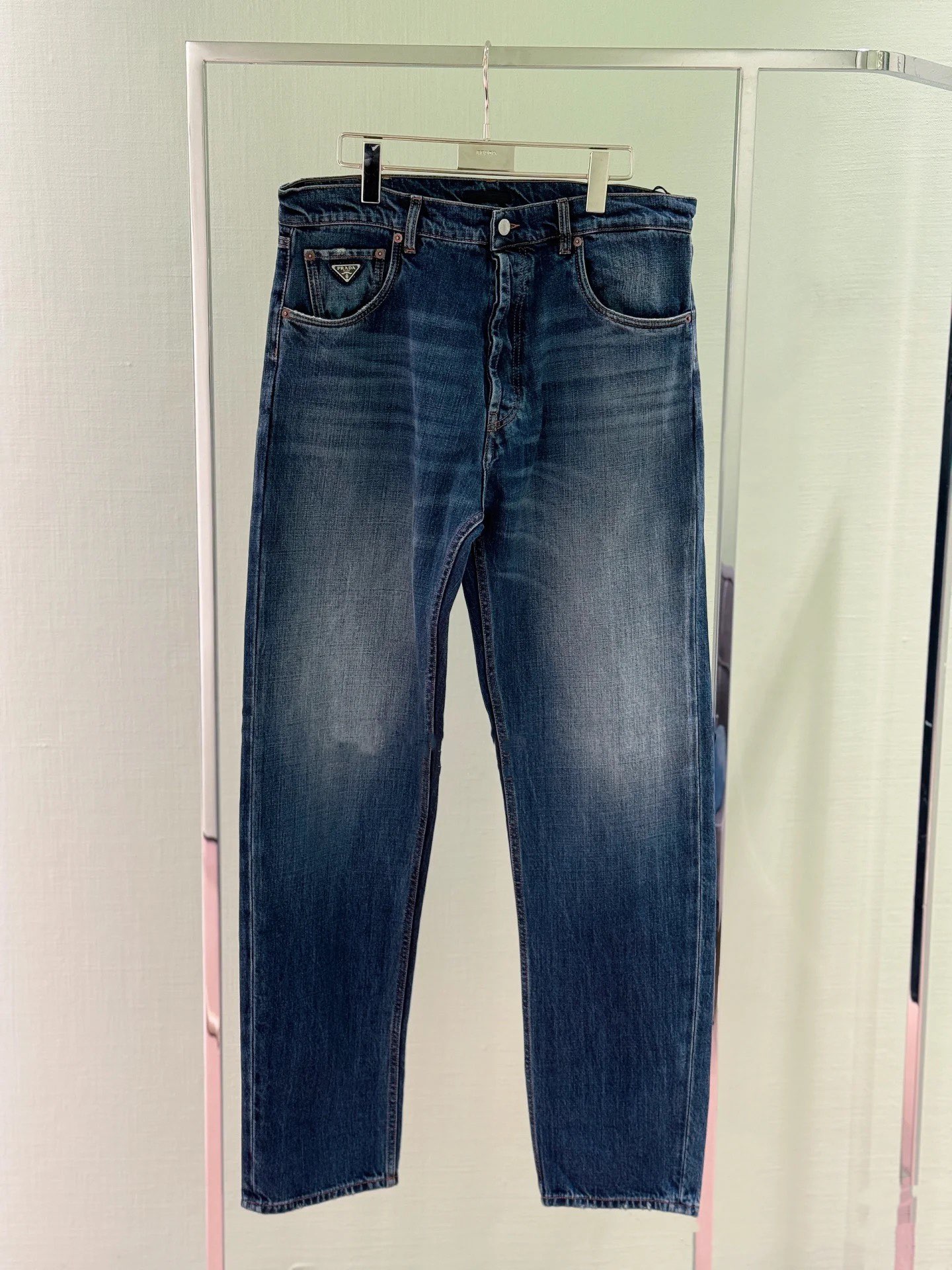 。Prada 三角徽标牛仔裤定制蓝韵高棉尊享牛仔料 质地细腻 舒适贴肤 裤带处以标志性三角形徽标点缀 彰