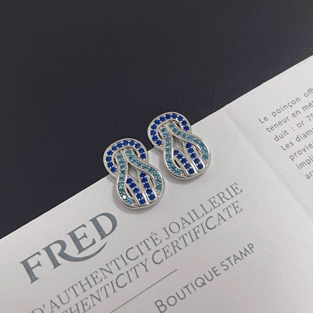 NO:380105,〔High version〕Fred Blue Diamond 8-character buckle earrings, too high-end, blue diamond is worthy of being a representative of high-end, with fine micro-insert, fashionable, exquisite personality, simple and generous, every move shows elegant temperament and confident aura, high-end customization, thickened electroplating technology, boldly buy, pavé brilliant-cut diamonds, shining with luxurious beauty, bringing you infinite luck with the classic 8-character symbol., fine jewelry19860909批 〔高版本〕 费雷德蓝钻8字扣耳钉,太高级感了,蓝钻不愧是高级的代表,精工微镶,时尚精致个性简洁大方,举手投足展示优雅气质和自信气场,高端定制,加厚电镀工艺,大胆入手,密镶明亮式切割美钻,闪耀奢华之美,以经典的8字符号,给你带来无限好运.,饰品精品,Jewelry