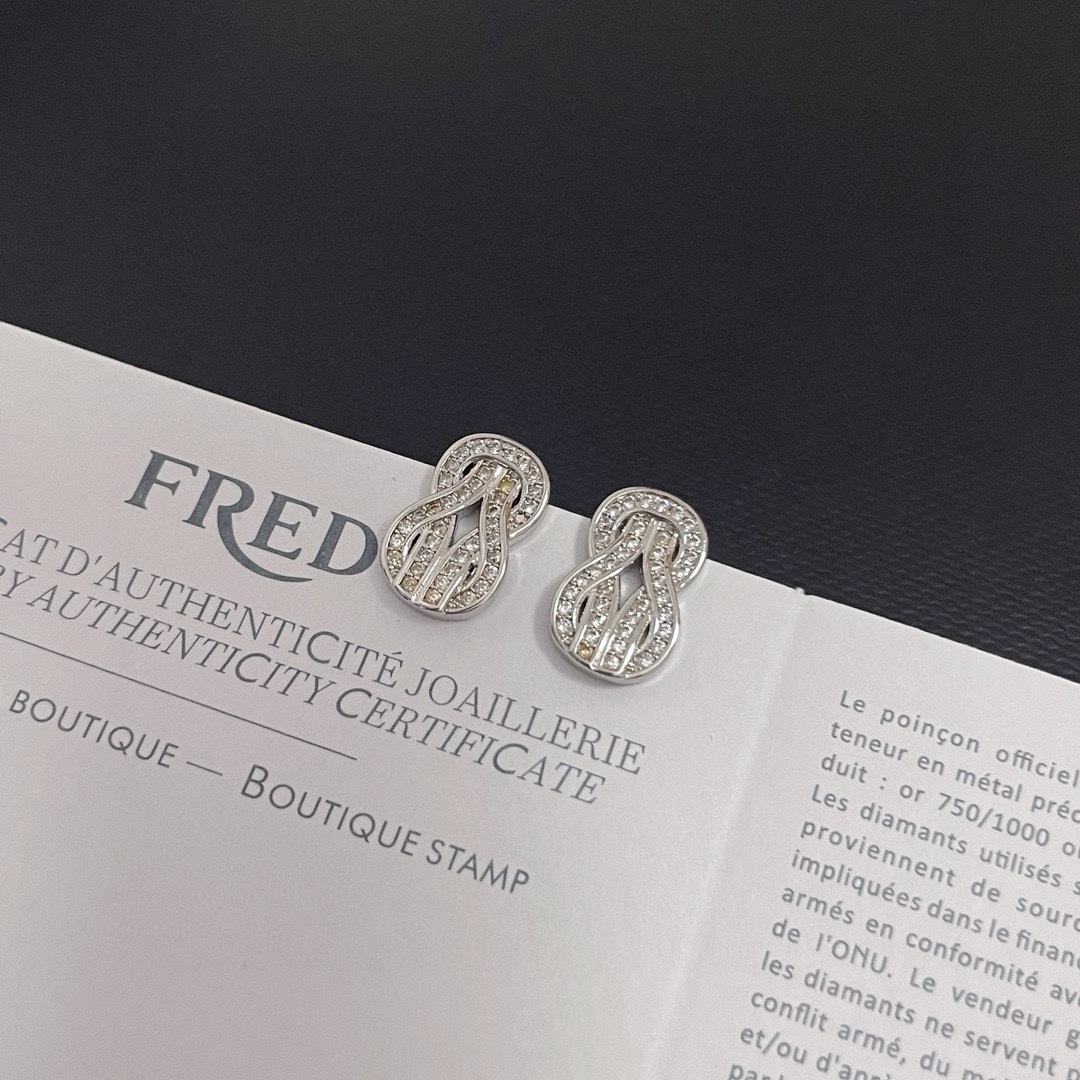 NO:380107,〔High version〕Ferredman diamond 8-character buckle earrings, high-end customization, thickened electroplating technology, fashionable, exquisite, simple and elegant, every move shows elegant temperament and confident aura, pacified white brilliant cut diamonds, shining with luxurious beauty, bringing you infinite luck with the classic 8-character symbol., fine jewelry19860909批 〔高版本〕 费雷德满钻8字扣耳钉,高端定制,加厚电镀工艺,时尚精致个性简洁大方,举手投足展示优雅气质和自信气场,密镶白色明亮式切割美钻,闪耀奢华之美,以经典的8字符号,给你带来无限好运.,饰品精品,Jewelry