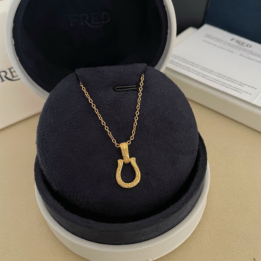 NO:380100,Purchase Fered horseshoe buckle necklace, high-end customization, counter material, thickened electroplating technology, logo, very iconic, simple and elegant, three colors of rose gold, gold and silver are all beautiful, and can be easily controlled in daily wear or special occasions., jewelry boutique, necklace, gold19860909批  费雷德马蹄扣项链,高端定制,专柜材质,加厚电镀工艺,带logo,非常有标志性,简洁大方,玫瑰金、黄金色、银色三种颜色都很漂亮,不管是日常穿搭还是特别场合都能轻松驾驭.,饰品精品,necklace,gold,Jewelry