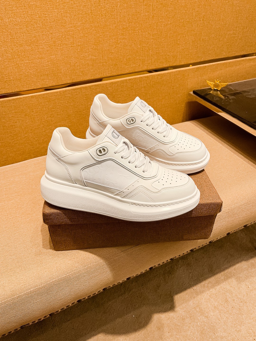 NO:557223,[Dior] The latest masterpiece of the high-end men's shoe brand official website 11 is made of Italian imported first-layer cowhide with a comfortable and breathable lining and original non-slip and wear-resistant outsole, making walking more convenient and comfortable!  Exclusive new model, stunning work, Midea 11 replica [color] compared with official quality!  Create a fashionable personality to set off your uniqueness!  A must-have for trendy men! Classic sizes: 38-44 Colors 2 colors available.,,dior,cowhide19860909【 迪奥】 男鞋高端品牌 官网11最新力作鞋面采用意大利进口头层牛皮搭配舒适透气内里原版防滑耐磨大底制作,让行走更加便捷舒适！独家新款,惊世之作,与官方的质量相比美的11复刻[色]！打造时尚个性衬托你的与众不同！潮男必备!经典尺码:38-44 颜色 2 色可选.,,dior,cowhide,Men's shoes