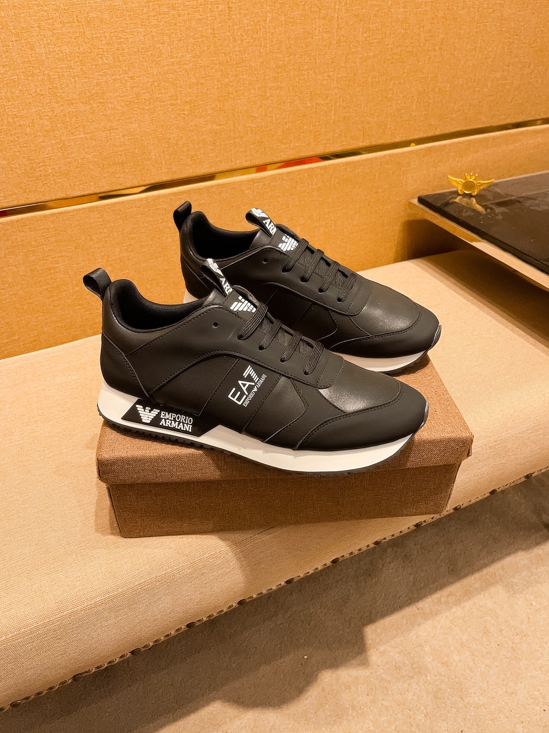 NO:273006,[Amani] High-end men's shoes brand Official website 11's latest masterpiece upper is made of imported Italian cowhide with comfortable and breathable inner original non-slip and wear-resistant outsole, making walking more convenient and comfortable!  Exclusive new style, amazing work, beautiful 11 ​​replica [color] compared to the official quality!  Create a fashionable personality to set off your uniqueness!  A must-have for trendy men! Classic size: 38-44 Color 2 colors available., Armani,cowhide19860909【 阿玛尼】 男鞋高端品牌 官网11最新力作鞋面采用意大利进口头层牛皮搭配舒适透气内里原版防滑耐磨大底制作,让行走更加便捷舒适！独家新款,惊世之作,与官方的质量相比美的11复刻[色]！打造时尚个性衬托你的与众不同！潮男必备!经典尺码:38-44 颜色 2 色可选.,,armani,cowhide,Men's shoes