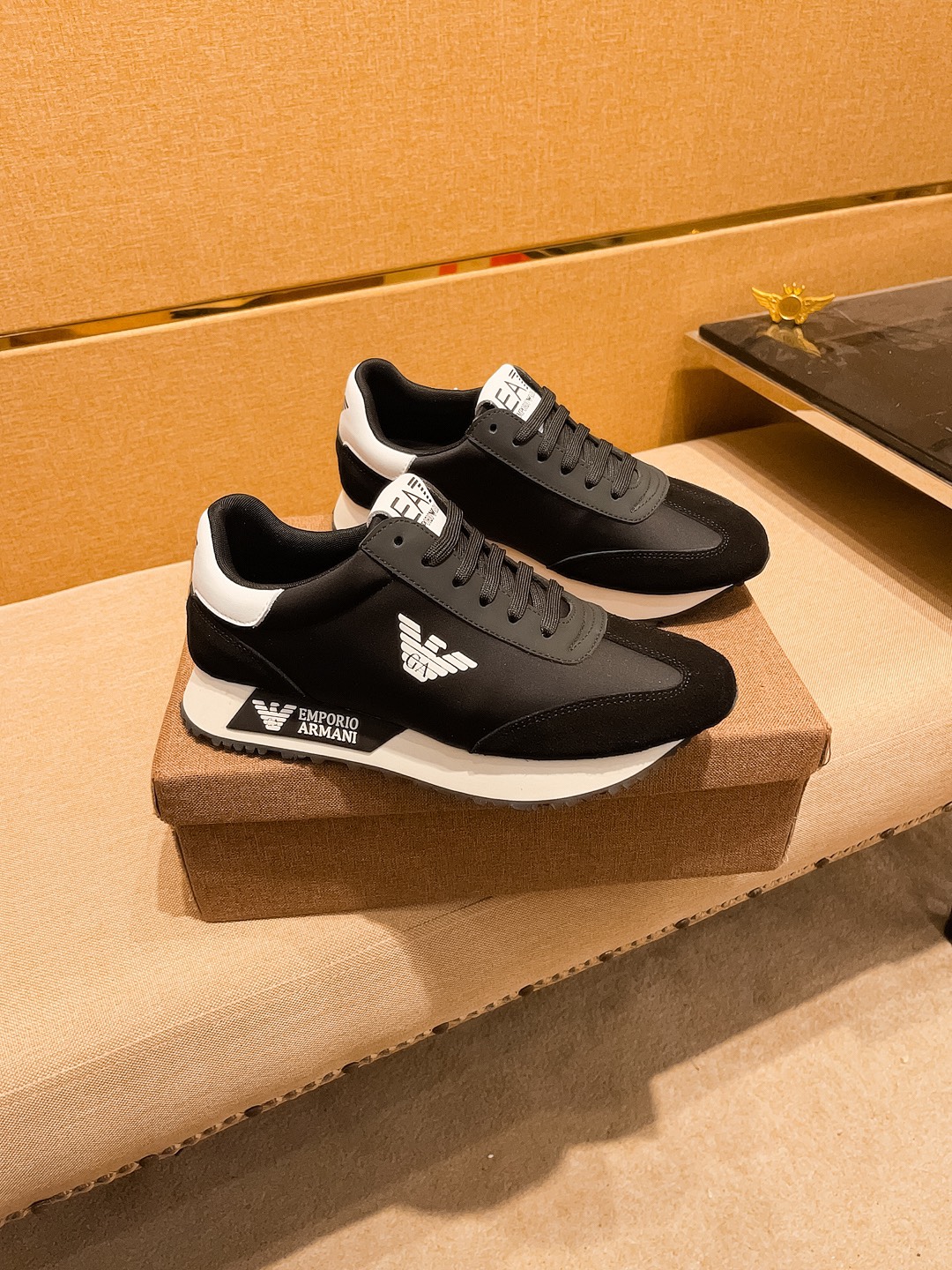 NO:273009,[Amani] High-end men's shoes brand Official website 11's latest masterpiece upper is made of imported Italian cowhide with comfortable and breathable inner original non-slip and wear-resistant outsole, making walking more convenient and comfortable!  Exclusive new style, amazing work, beautiful 11 ​​replica [color] compared to the official quality!  Create a fashionable personality to set off your uniqueness!  A must-have for trendy men! Classic size: 38-44 Color 1 color is available., Armani, cowhide19860909【 阿玛尼】 男鞋高端品牌 官网11最新力作鞋面采用意大利进口头层牛皮搭配舒适透气内里原版防滑耐磨大底制作,让行走更加便捷舒适！独家新款,惊世之作,与官方的质量相比美的11复刻[色]！打造时尚个性衬托你的与众不同！潮男必备!经典尺码:38-44 颜色 1色可选.,,armani,cowhide,Men's shoes