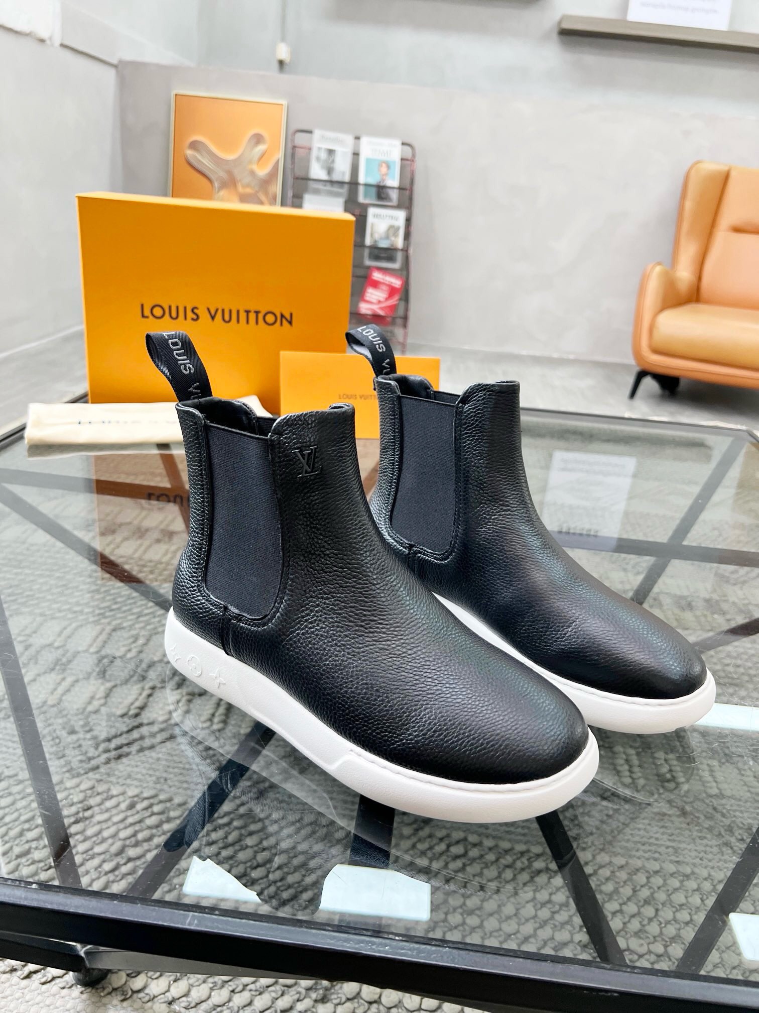 NO:219818,Brand LOUIS VUITTON original color matching code number 39-44 customized 38.45 price material Louis Vuitton new high top casual shoes!  Original single-quality Labon craft upper is made of soft cowhide material cowhide inner style. Simple and atmospheric original ultra-light sole, Louis Vuitton, louis vuitton, louis vuitton, cowhide19860909品牌LOUIS VUITTON 颜色原版配色 码数39-44定做38.45 价格 材质路易威登 新款高帮 休闲鞋！原单品质拉邦工艺鞋面采用柔软牛皮材质牛皮内里版型时尚 简单大气原版超轻大底,路易威登,louis vuitton,louis vuitton,cowhide,Men's shoes