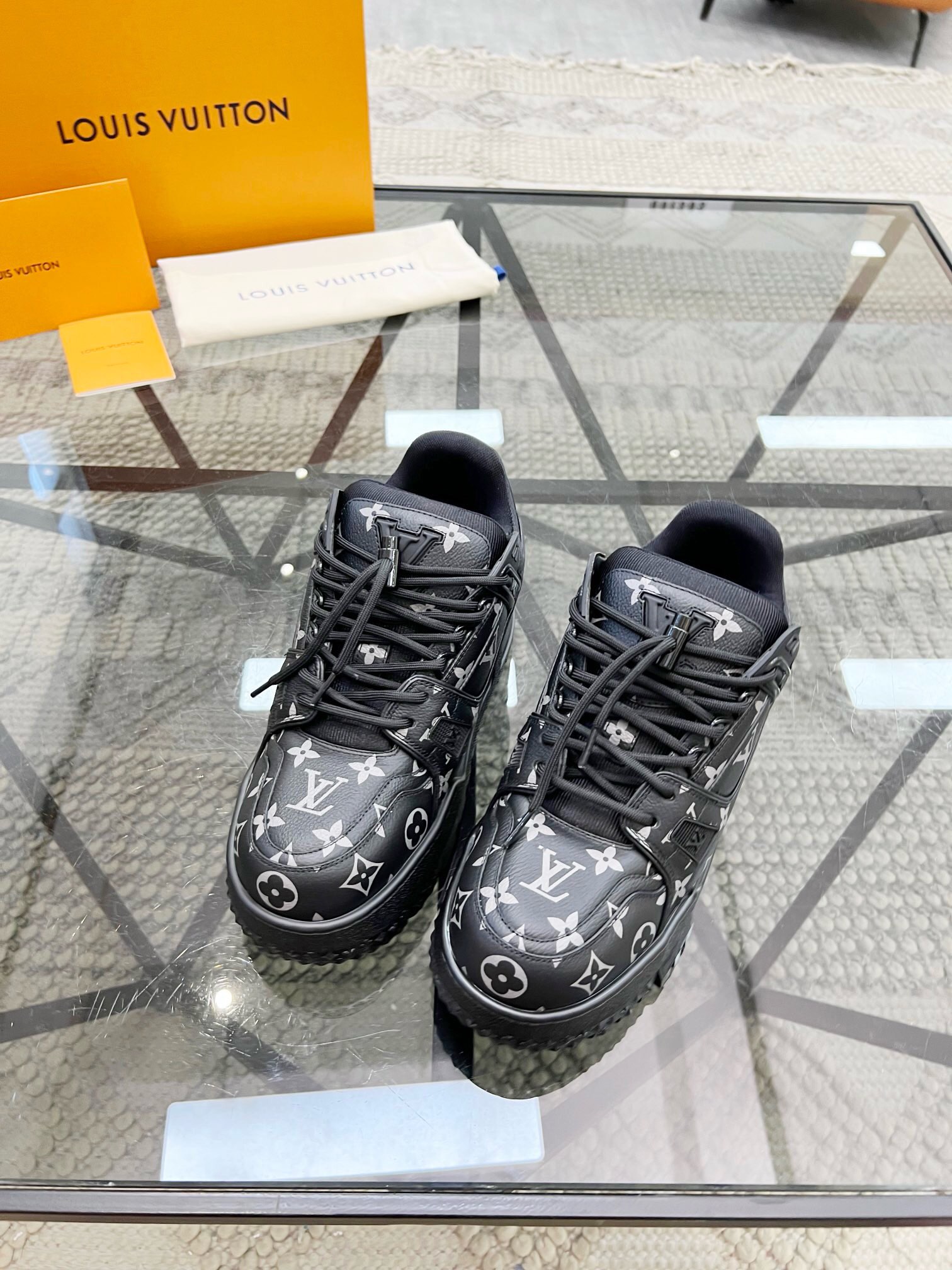 NO:219772,Brand LOUIS VUITTON original color matching code number 39-44 customized 38.45.46 Price Material new Louis Vuitton men's casual shoes!  High-quality catwalk Trainer DIY beads This pair of 