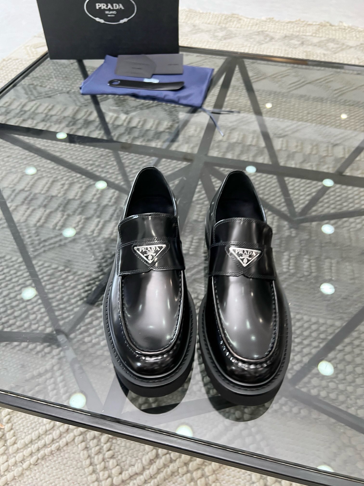 NO:221562,Brand PRADA color original color matching number 39-44 customized 38.45 price Material Prada new top purchasing agent Men's god thick-soled sneakers are coming, the counter is released at the same time as original configuration, Italian imported original cowhide, breathable and comfortable driving essentials, fully imported water-dyed cowhide inner pads, original sole special supply original sole super comfortable, original order goods, high quality, Prada leather shoes, prada, prada, sneakers, cowhide19860909品牌PRADA 颜色原版配色 码数39-44定做38.45 价格 材质普拉达新款顶级代购 男神厚底运动鞋新品来袭,专柜同步发售原厂配置,意大利进口原版牛皮,透气舒适驾车必备,全进口水染牛皮里垫,鞋底原厂特供原版底超级舒适,原厂跟单货 高品质,普拉达 皮鞋,prada,prada,sneakers,cowhide,Men's shoes