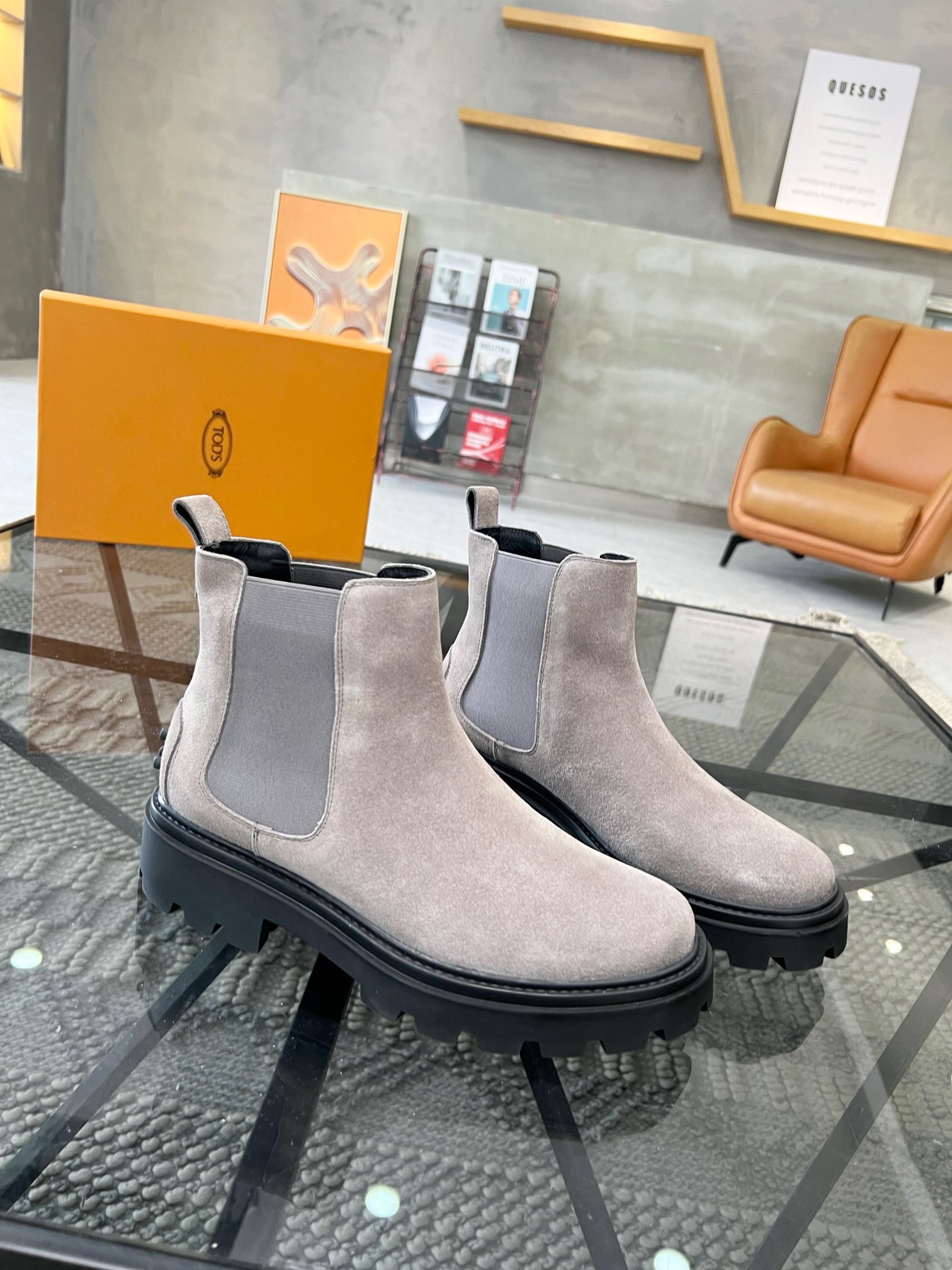 NO:220163,Brand TOD'S color original color matching 39-44 customized 38.45 Price Material Todds men's new high-top casual shoes with top layer cowhide leather with strong texture   cowhide inner comfortable and breathable   original mold opening custom rubber outsole market highest quality, TOD'S men's boots, Tod's, boots, cowhide19860909品牌TOD'S 颜色原版配色 码数39-44订做38.45 价格 材质托德斯男士 新款 高帮 休闲鞋 采用头层牛皮皮质感极强 牛皮内里 舒适透气 原版 开模 定制 橡胶大底市场最高品质,TOD‘S男靴,Tod's,boots,cowhide,Men's shoes