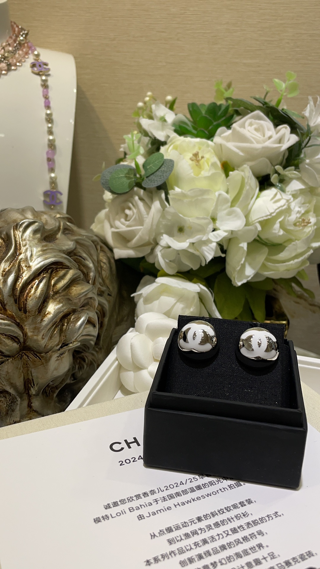 NO:635103,Arrive today and buy yb white 25C new white enamel double C semi-circular ball button silver stud earrings Minimalist and high-end white enamel double C round bean shape The back is hollowed out and not solid Not heavy and easy to wear Super versatile temperament for daily use Casual and fashionable feel Exclusive yb purchase customization Same brass gold-plated material Large round ball earrings with picture box, gold plating, Cartier high-end jewelry19860909今日到货购入yb 白色 25C新款白色珐琅双C半圆球球纽扣银色耳钉 极简高级的白珐琅双C圆豆豆造型 背面是挖空的 非实心 不重放心戴 日常超级百搭气质 休闲时髦感get 独家yb购入定制 一致黄铜镀金材质 大号圆球耳钉带图片包装盒,,gold plating,卡迪亚高端饰品,Jewelry