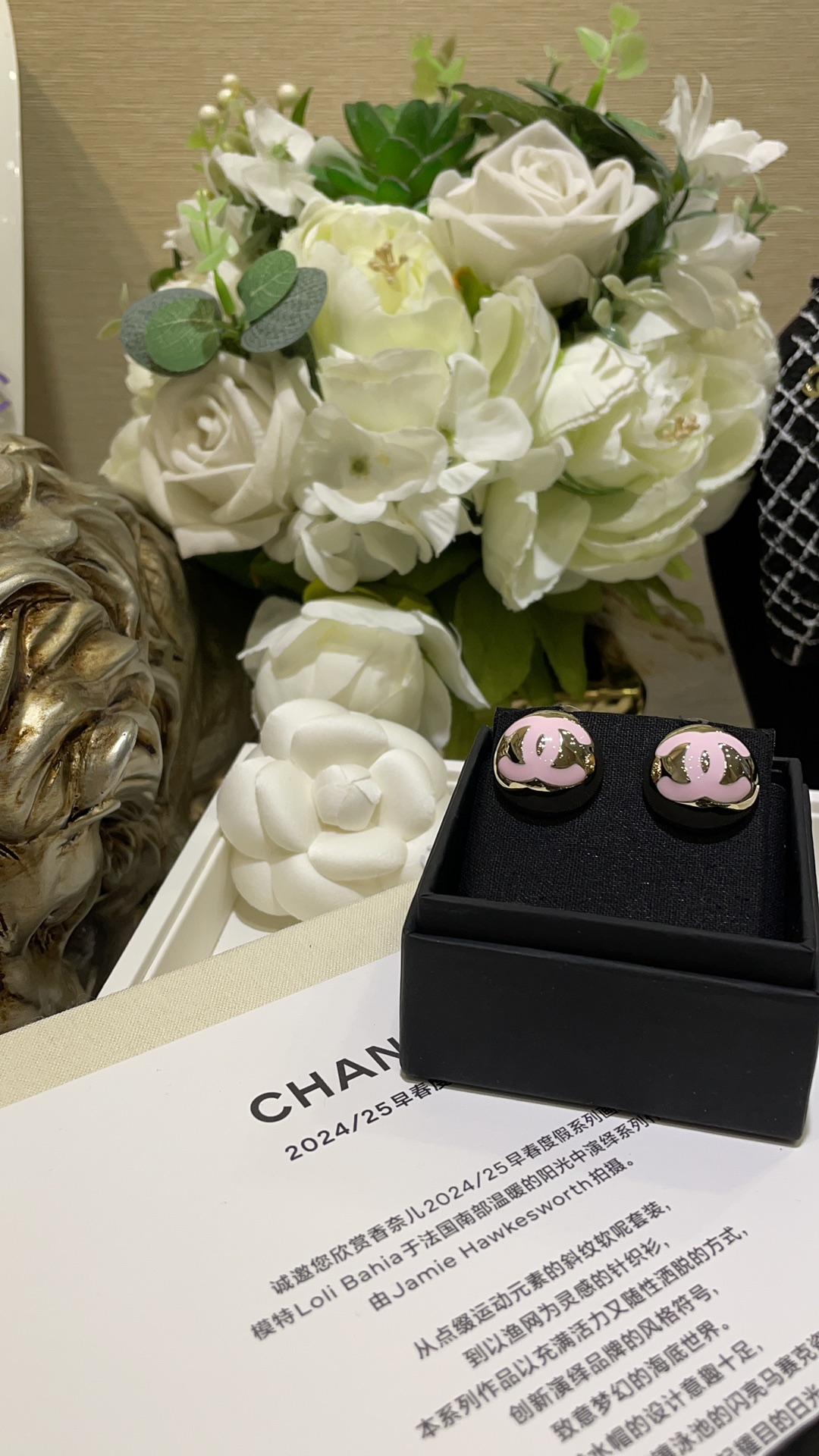 NO:635109,88160, arrived today to buy yb pink 25C new pink enamel double C semi-circular ball button gold stud earrings Pink enamel double C light gold round bean shape minimalist high-end and very sweet ~ casual and fashionable feel The back is hollowed out not solid not heavy and safe to wear Exclusive yb purchase customization consistent brass gold-plated material large round ball earrings with picture box, gold plating, Cartier high-end jewelry1986090988160,今日到货购入yb 粉色 25C新款粉色珐琅双C半圆球球纽扣金色耳钉 粉色珐琅双C浅金色圆豆豆造型 极简高级又很甜美～休闲时髦感get 背面是挖空的 非实心 不重放心戴 独家yb购入定制 一致黄铜镀金材质 大号圆球耳钉带图片包装盒,,gold plating,卡迪亚高端饰品,Jewelry