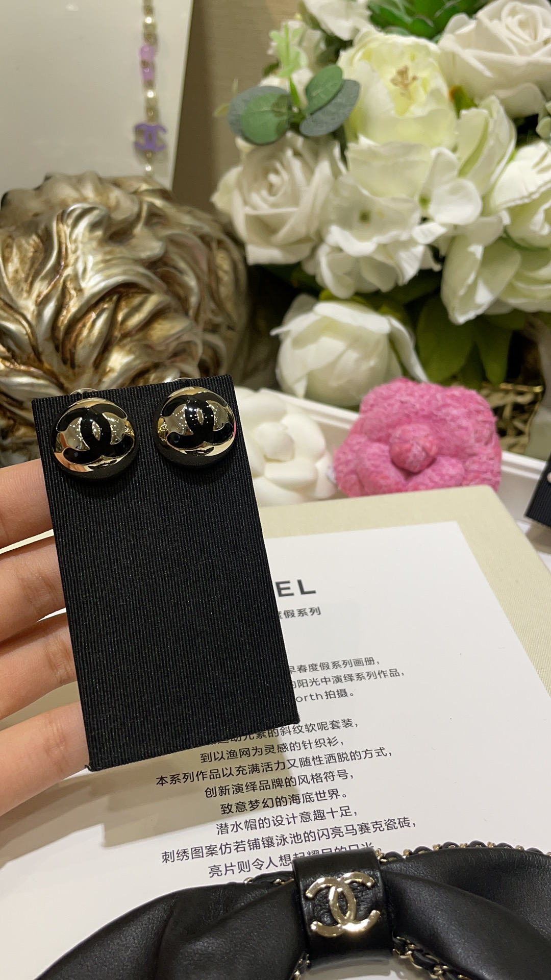 NO:635106,88160, arrived today to buy yb black 25C new black enamel double C semi-circular ball button gold stud earrings Black enamel double C light gold bean shape Classic minimalist black gold color ~ casual and fashionable feel The back is hollowed out Not solid Not heavy and safe to wear Exclusive yb purchase customization Same brass gold-plated material Large round ball earrings with picture box, gold plating, Cartier high-end jewelry1986090988160,今日到货购入yb 黑色 25C新款黑色珐琅双C半圆球球纽扣金色耳钉 黑色珐琅双C浅金色豆豆造型 经典极简黑金配色～休闲时髦感get 背面是挖空的 非实心 不重放心戴 独家yb购入定制 一致黄铜镀金材质 大号圆球耳钉带图片包装盒,,gold plating,卡迪亚高端饰品,Jewelry