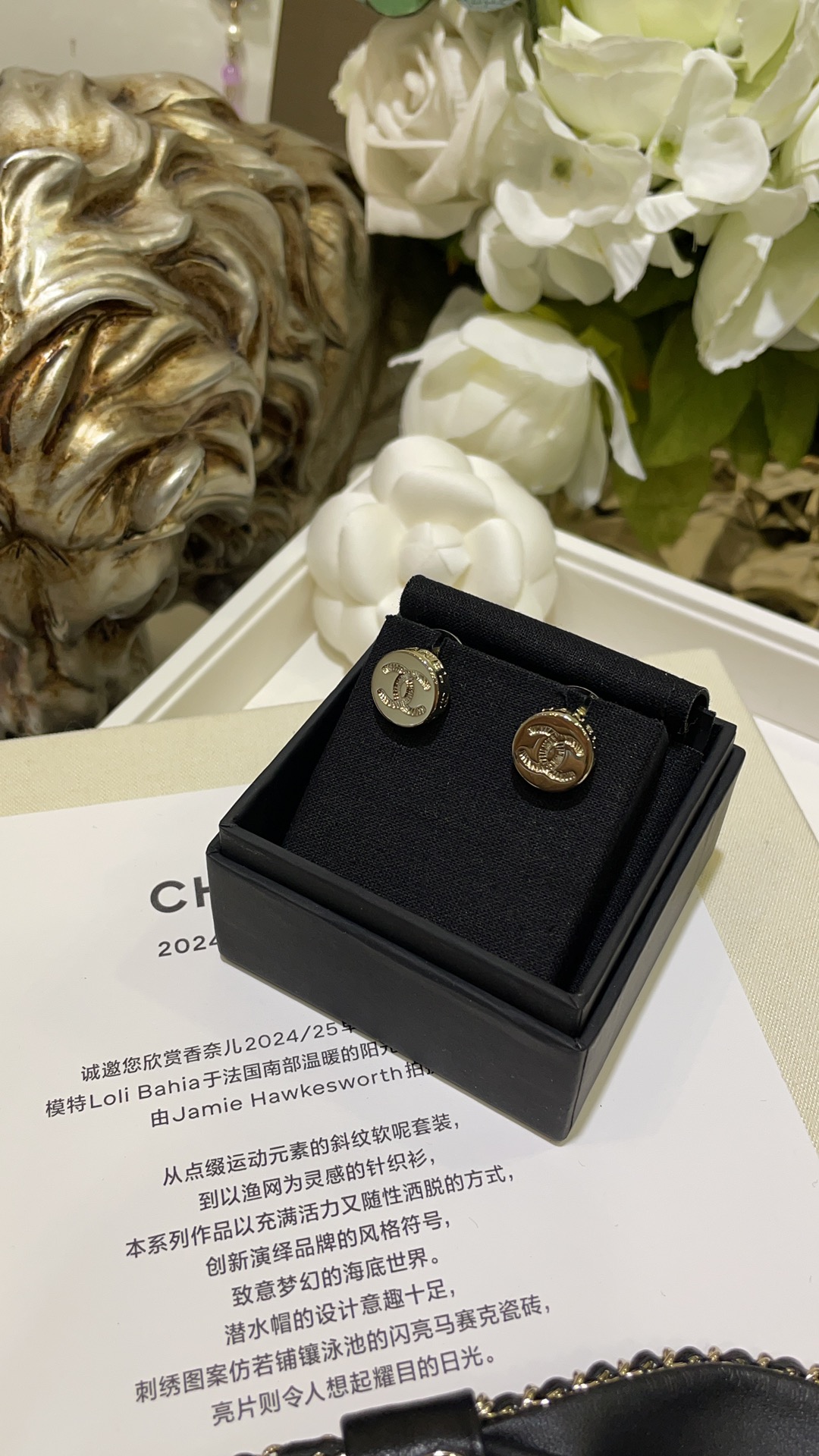 NO:631786,88160, arrived today and bought yb light gold 25C new double C button gold coin mini earrings. The letter engraving on the side of the small button is very detailed. This season's hottest must-buy. Simple and very attractive. Versatile and practical for daily commuting. Sweet girls and hot girls. Exclusive yb purchase and customization. Brass material. Buy and earn money. Small golden bean round earrings with picture packaging box, Cardia high-end jewelry1986090988160,今日到货购入yb 浅金色  25C新款双C纽扣金币mini耳钉 小纽扣侧面一圈字母刻字很细节 本季爆款必买简简单单的非常耐看 日常通勤百搭实用 甜妹辣妹都 独家yb购入定制 黄铜材质 买到赚到 小金豆圆形耳钉带图片包装盒,,卡迪亚高端饰品,Jewelry