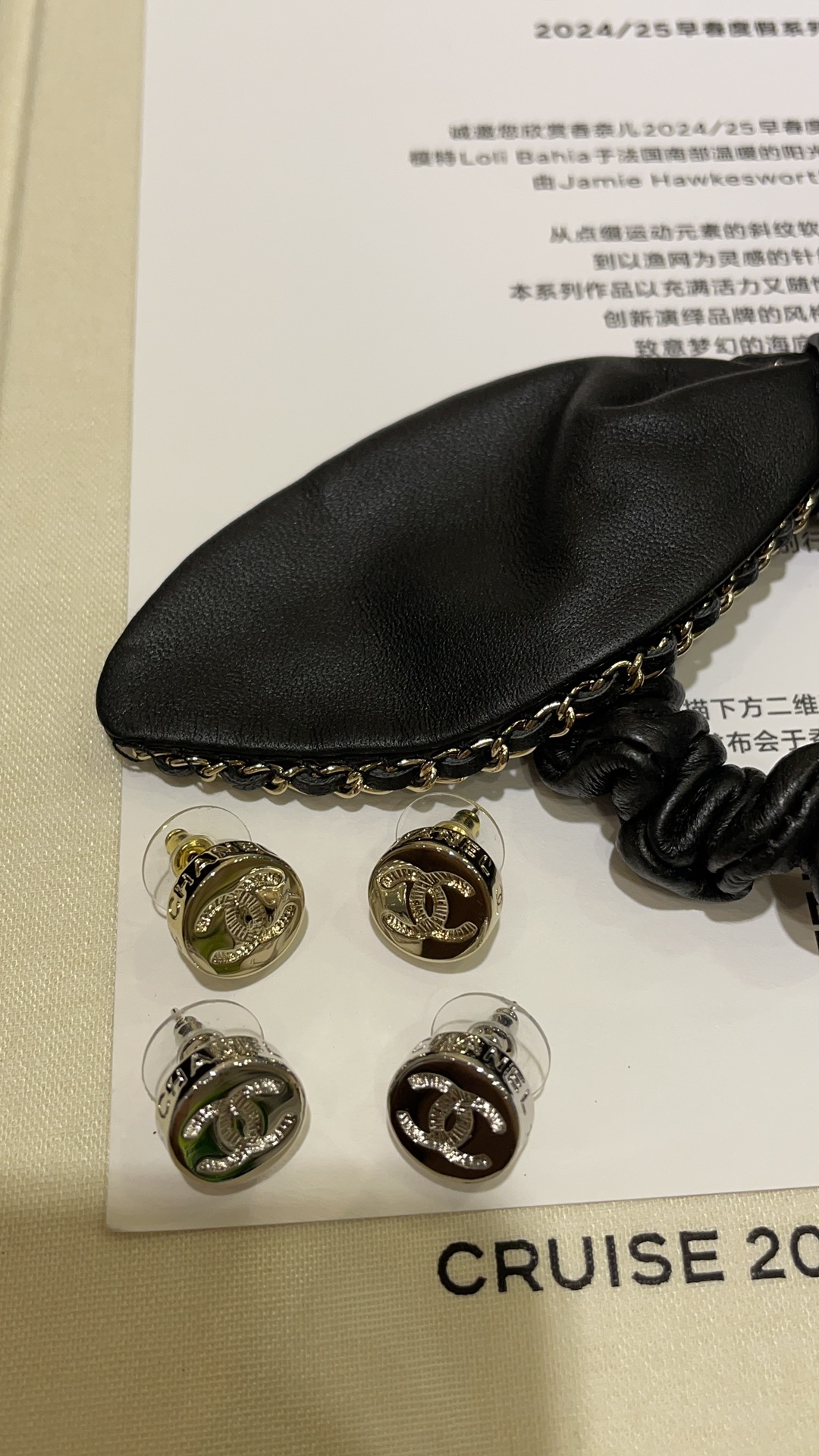 NO:631790,25C new double C button gold coin earrings, two-color collection, real shot, light gold and silver, little color difference, very suitable for commuting ~, Cardia high-end jewelry1986090925C新款双C纽扣金币耳钉 两色合集实拍 浅金色银色 颜色区别不大 非常适合通勤搭配～,,卡迪亚高端饰品,Jewelry