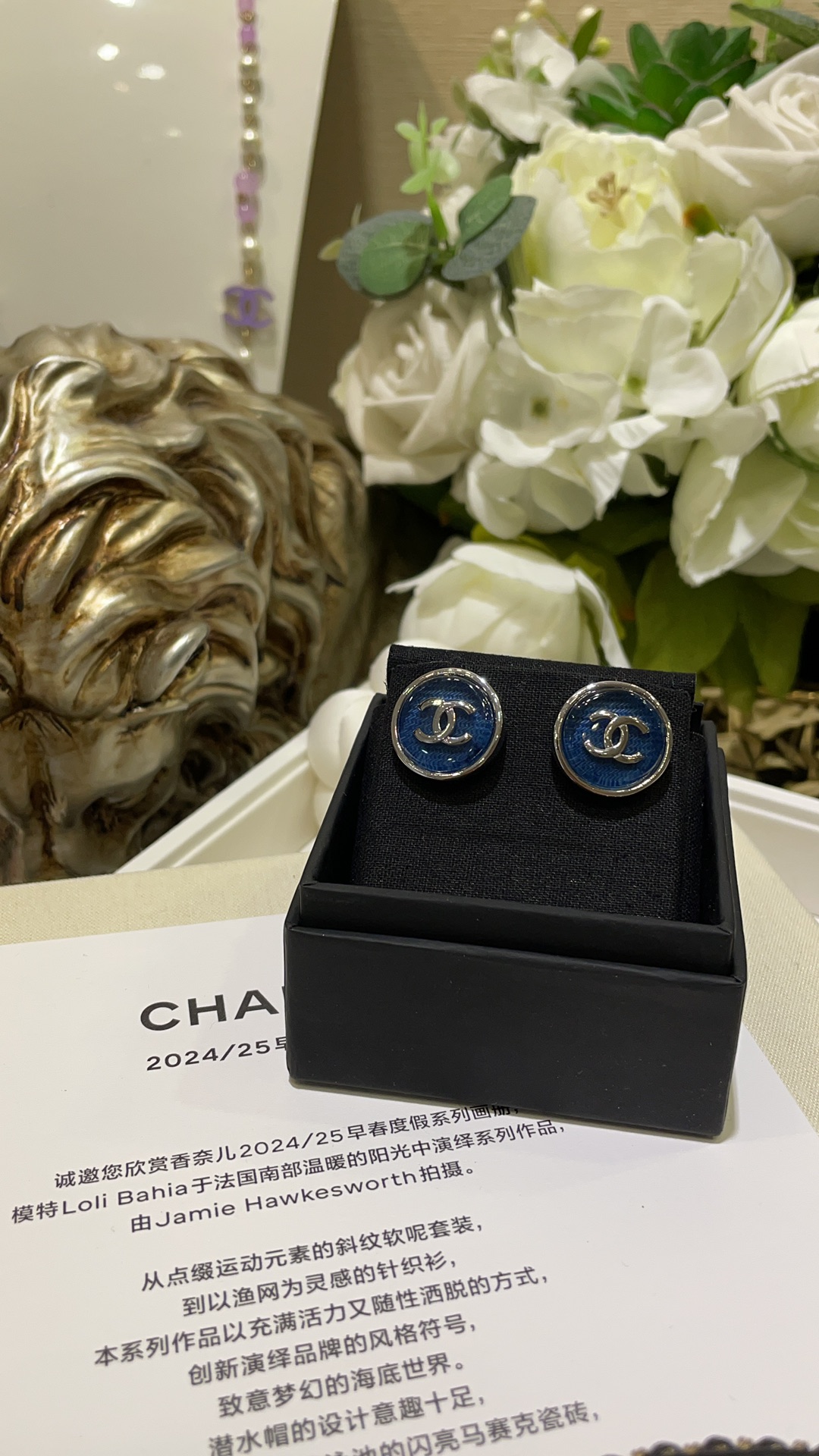 NO:634465,88180, arrived today to buy yb 24B new silver double C retro bevel denim pattern button earrings. Blue bevel denim pattern fashionable and age-reducing silver. It can be salty or sweet, versatile and not picky. The real thing is really good-looking. It has a very casual and relaxed feeling. Cool. Exclusively purchased from yb customized. Denim fabric resin material, Cardia high-end jewelry1986090988180,今日到货购入yb 24B新款银色双C复古斜面牛仔花纹纽扣耳钉 蓝色斜面牛仔纹路时髦减龄的银色 可盐可甜百搭不挑人 实物真的巨好看啊 有种很休闲自在的松弛感 酷酷的 独家购入yb定制 牛仔面料树脂材质,,卡迪亚高端饰品,Jewelry