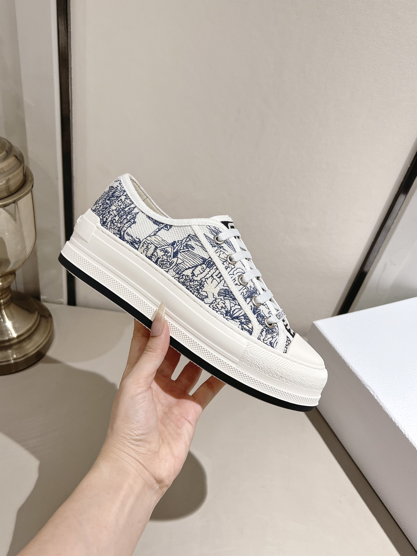 NO:230331,New factory launches!  New!  New!  Top version Dio*r Spring and Summer latest oblique classic embroidered thick sole Jin Jisoo's same style as many internet celebrities plant grass, it is hard to find a shoe in the counter. Classic colors and thick sole increase height by 5cm. The original mold open-sol perfect replica 35-42 (34 41 42 customized), casual shoes/sports shoes, dior, sneakers19860909工厂上新！上新！上新！顶级版 Dio*r春夏最新 oblique 经典刺绣厚底 金智秀同款超多网红明星种草 专柜一鞋难求 经典花色配上厚底增高5cm 原版开模大底完美复刻 35—42（34 41 42 定做）,休闲鞋/运动鞋,dior,sneakers,Women's Shoes