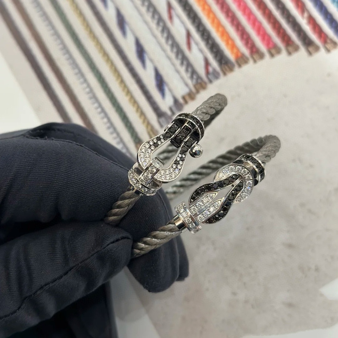 NO:110477,New product releases are popular. Fred Fred Panda color buckle full diamond, half diamond, and no diamond horseshoe buckle neutral high-quality soft-bank wire rope bracelet bracelet!  Bensheng Rope Brand Fashion, Exquisite FORCE Series Bracelet High-end Customization~Asian Gold Micro Electroplating 18k Gold Craft Seiko Horseshoe Buckle Bracelet!  The effect of getting started is very versatile. Internet celebrity experts. A must-have item for fashion. Rose gold, gold and silver buttons. Two sizes of 17/19cm for couples. Elegant accessories, bracelet, bracelet, gold19860909新品发布火爆费雷德 Fred斐登熊猫配色扣满钻、半钻、无钻马蹄扣中性款高品质软银丝绳手链手镯！本命绳大牌 时尚 精致FORCE 系列手链高端定制～亚金微电镀18k金工艺 精工马蹄扣头手镯！上手效果非常百搭 网红达人 时尚一族必备单品 玫瑰金、黄金、银色扣头男女情侣款两个码数17/19cm,饰品精品,bracelet,bracelet,gold,Jewelry