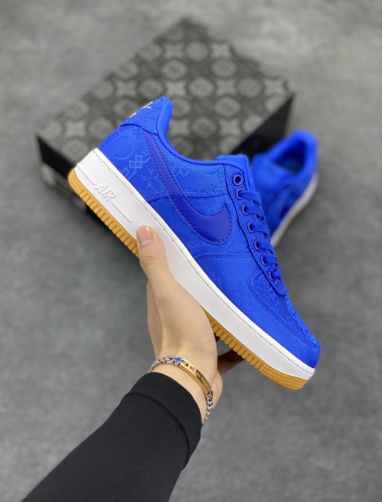 Clot x Nike Air Force 1 Premium AF1 陈冠希 藤原浩联名 丝绸 空军一号低帮百搭休闲运动板鞋。柔软、弹性十足的缓震性能和出色的中底设计，横跨复古与现代的外型结合，造就出风靡全球三十多年的Force 1，直到今天还深受青睐 货号：CJ5290-400 尺码：36 36.5 37.5 38 38.5 39 40 40.5 41 42 42.5 43 44 44.5 45-选品中心