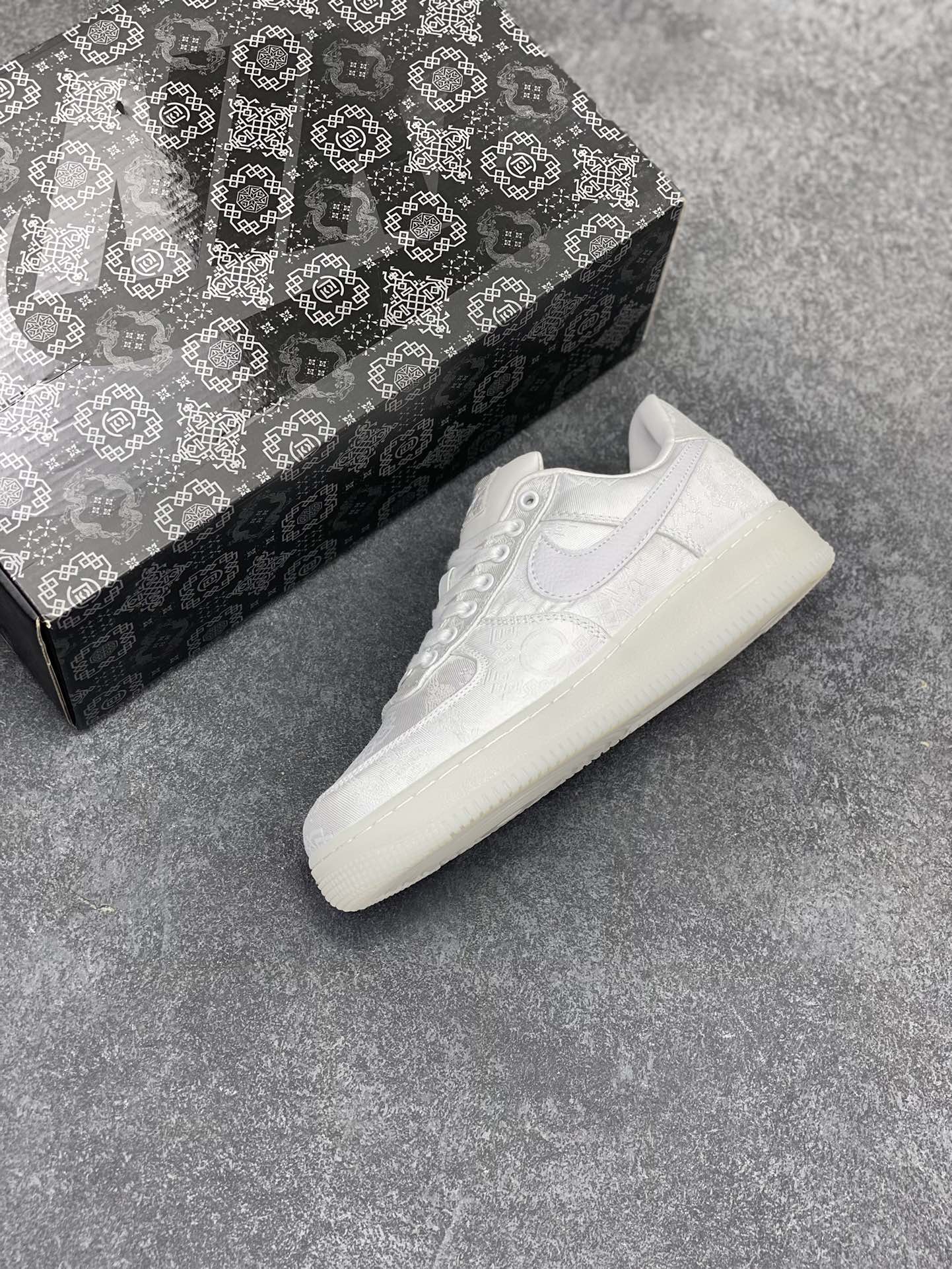 图片[7]-Clot x Nike Air Force 1 Premium AF1 陈冠希 藤原浩联名 丝绸 空军一号低帮百搭休闲运动板鞋。柔软、弹性十足的缓震性能和出色的中底设计，横跨复古与现代的外型结合，造就出风靡全球三十多年的Force 1，直到今天还深受青睐 货号：AQ9286-100 尺码：36 36.5 37.5 38 38.5 39 40 40.5 41 42 42.5 43 44 44.5 45-选品中心