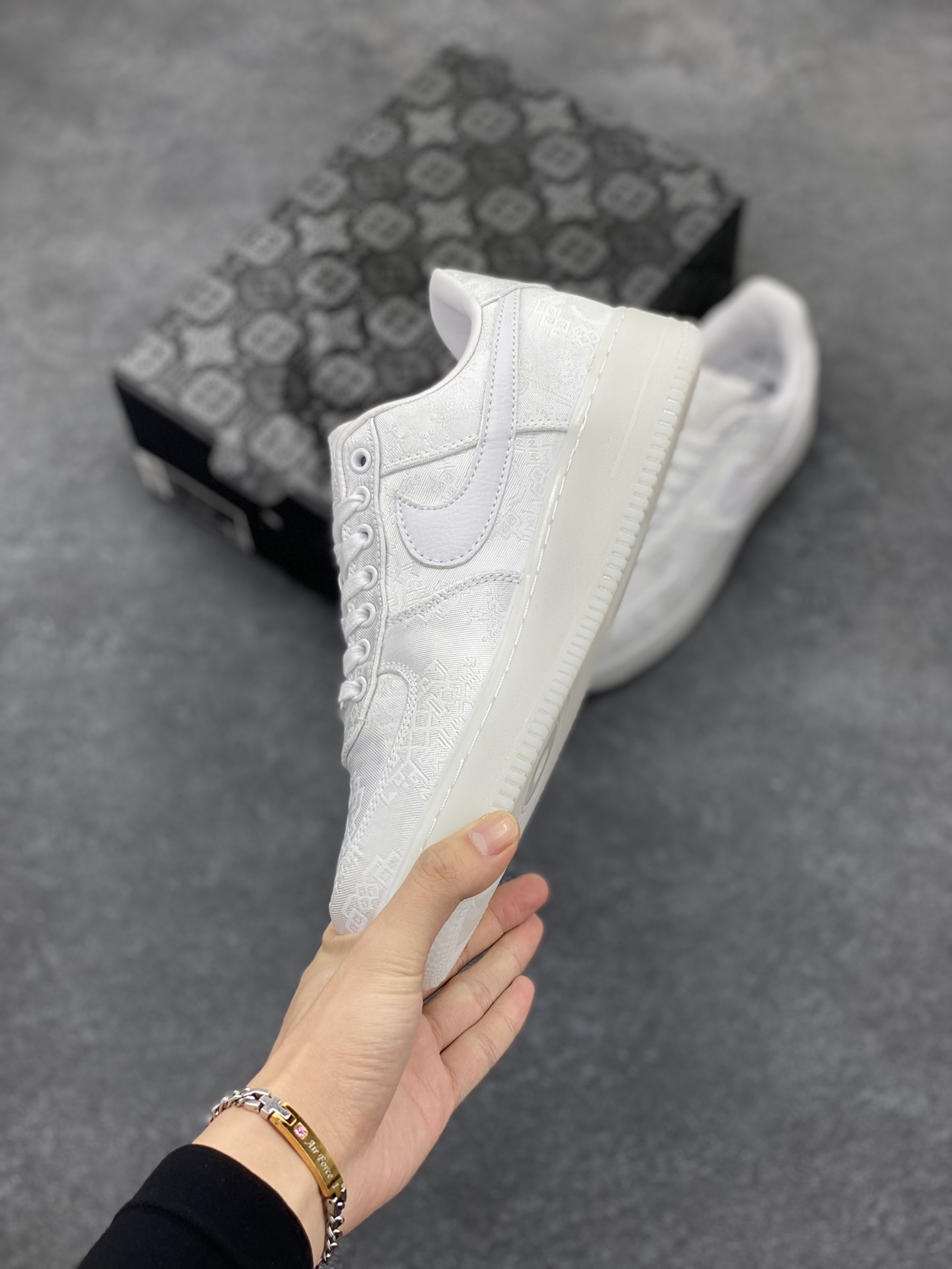 图片[3]-Clot x Nike Air Force 1 Premium AF1 陈冠希 藤原浩联名 丝绸 空军一号低帮百搭休闲运动板鞋。柔软、弹性十足的缓震性能和出色的中底设计，横跨复古与现代的外型结合，造就出风靡全球三十多年的Force 1，直到今天还深受青睐 货号：AQ9286-100 尺码：36 36.5 37.5 38 38.5 39 40 40.5 41 42 42.5 43 44 44.5 45-选品中心