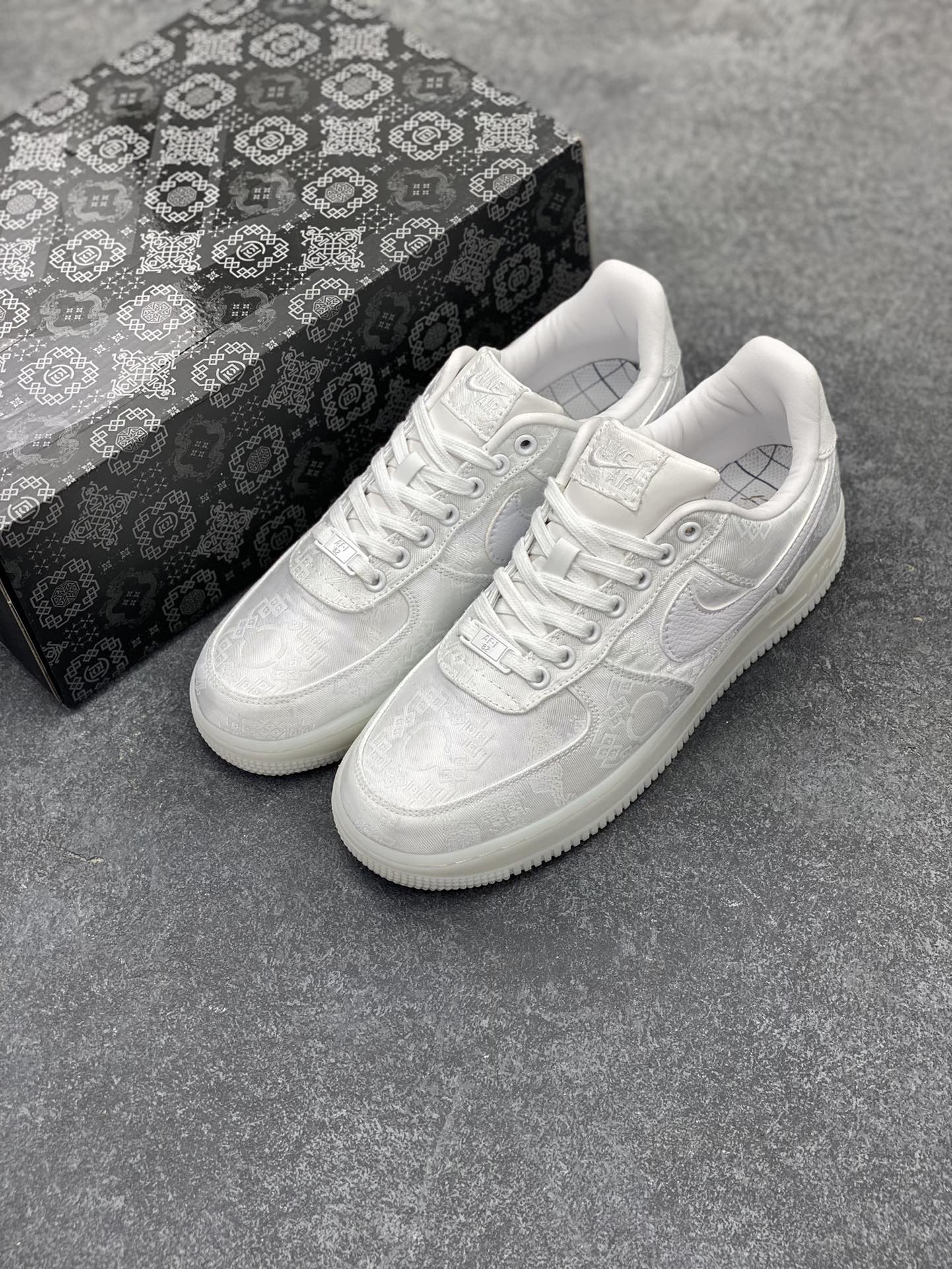 图片[8]-Clot x Nike Air Force 1 Premium AF1 陈冠希 藤原浩联名 丝绸 空军一号低帮百搭休闲运动板鞋。柔软、弹性十足的缓震性能和出色的中底设计，横跨复古与现代的外型结合，造就出风靡全球三十多年的Force 1，直到今天还深受青睐 货号：AQ9286-100 尺码：36 36.5 37.5 38 38.5 39 40 40.5 41 42 42.5 43 44 44.5 45-选品中心