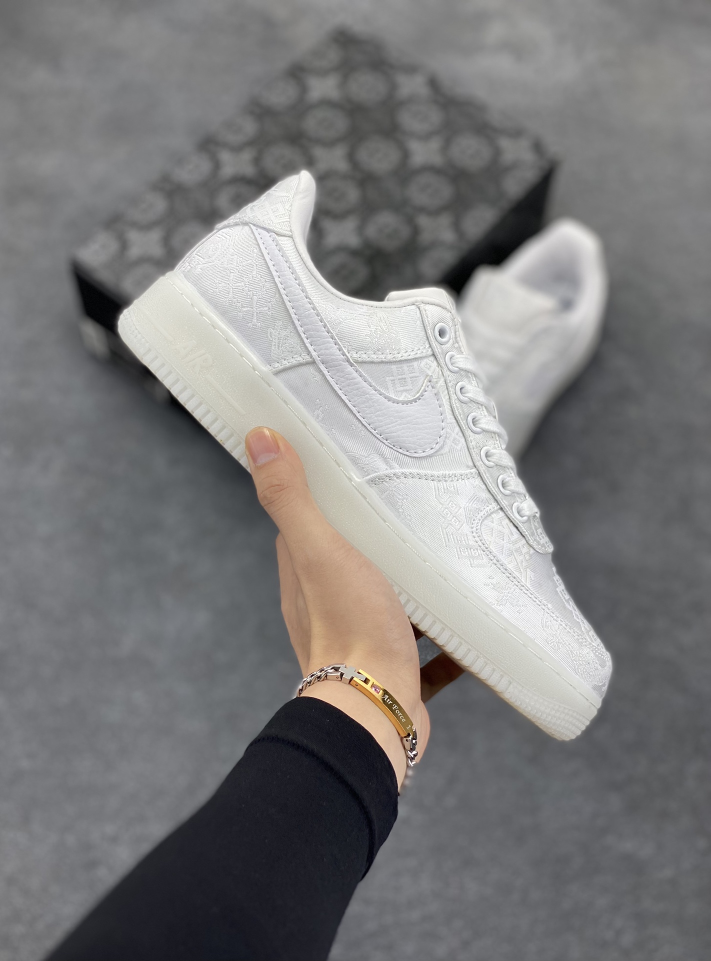 Clot x Nike Air Force 1 Premium AF1 陈冠希 藤原浩联名 丝绸 空军一号低帮百搭休闲运动板鞋。柔软、弹性十足的缓震性能和出色的中底设计，横跨复古与现代的外型结合，造就出风靡全球三十多年的Force 1，直到今天还深受青睐 货号：AQ9286-100 尺码：36 36.5 37.5 38 38.5 39 40 40.5 41 42 42.5 43 44 44.5 45-选品中心