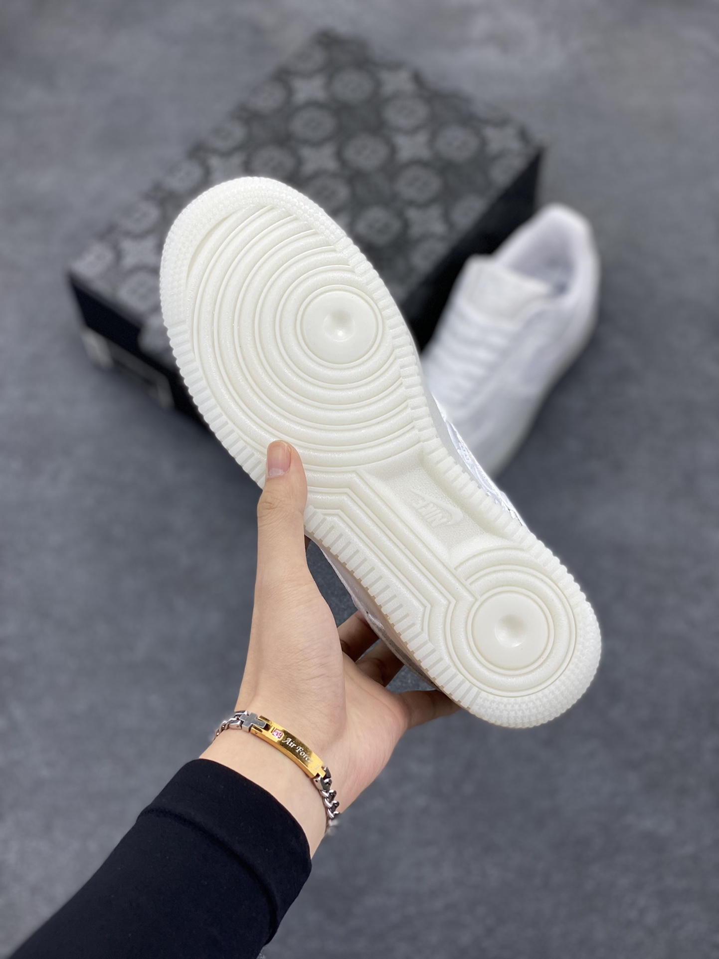 图片[5]-Clot x Nike Air Force 1 Premium AF1 陈冠希 藤原浩联名 丝绸 空军一号低帮百搭休闲运动板鞋。柔软、弹性十足的缓震性能和出色的中底设计，横跨复古与现代的外型结合，造就出风靡全球三十多年的Force 1，直到今天还深受青睐 货号：AQ9286-100 尺码：36 36.5 37.5 38 38.5 39 40 40.5 41 42 42.5 43 44 44.5 45-选品中心