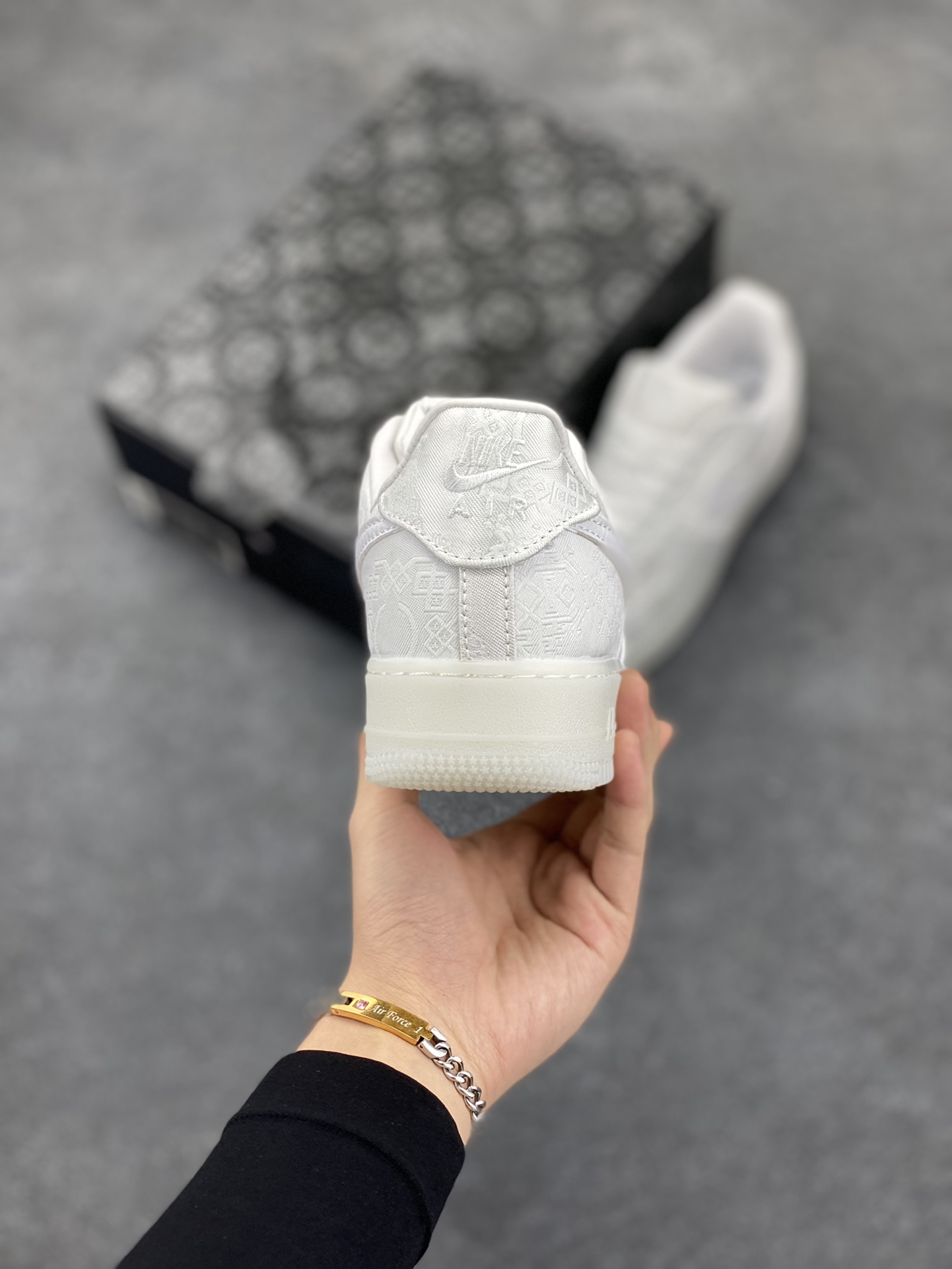 图片[4]-Clot x Nike Air Force 1 Premium AF1 陈冠希 藤原浩联名 丝绸 空军一号低帮百搭休闲运动板鞋。柔软、弹性十足的缓震性能和出色的中底设计，横跨复古与现代的外型结合，造就出风靡全球三十多年的Force 1，直到今天还深受青睐 货号：AQ9286-100 尺码：36 36.5 37.5 38 38.5 39 40 40.5 41 42 42.5 43 44 44.5 45-选品中心