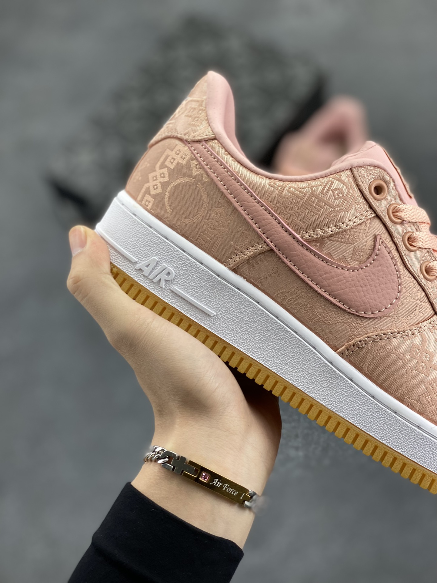 图片[6]-Clot x Nike Air Force 1 Premium AF1 陈冠希 藤原浩联名 丝绸 空军一号低帮百搭休闲运动板鞋。柔软、弹性十足的缓震性能和出色的中底设计，横跨复古与现代的外型结合，造就出风靡全球三十多年的Force 1，直到今天还深受青睐 货号：CJ5290-600 尺码：36 36.5 37.5 38 38.5 39 40 40.5 41 42 42.5 43 44 44.5 45-选品中心