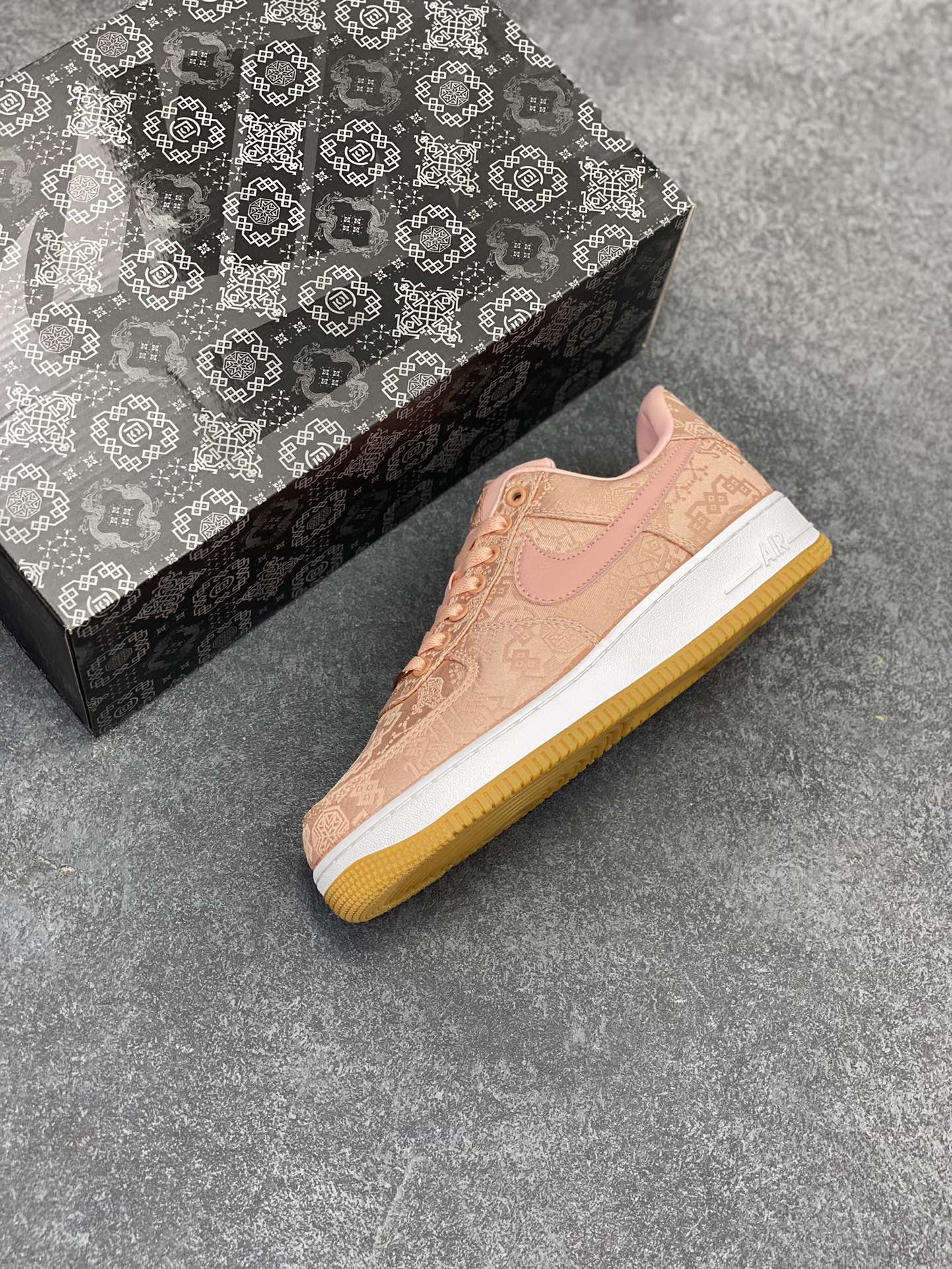 图片[7]-Clot x Nike Air Force 1 Premium AF1 陈冠希 藤原浩联名 丝绸 空军一号低帮百搭休闲运动板鞋。柔软、弹性十足的缓震性能和出色的中底设计，横跨复古与现代的外型结合，造就出风靡全球三十多年的Force 1，直到今天还深受青睐 货号：CJ5290-600 尺码：36 36.5 37.5 38 38.5 39 40 40.5 41 42 42.5 43 44 44.5 45-选品中心