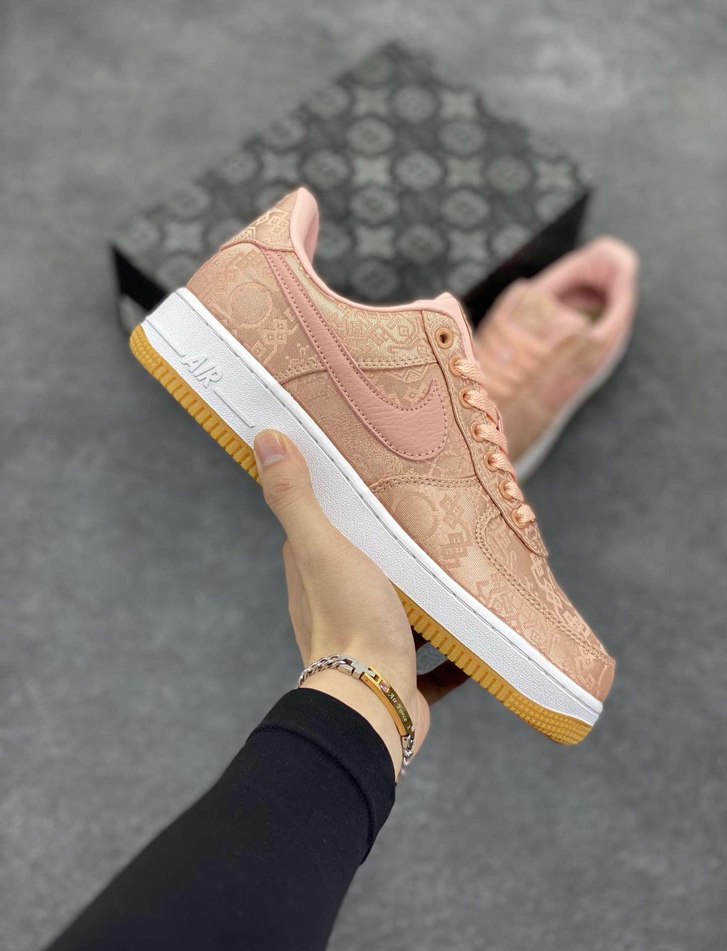 Clot x Nike Air Force 1 Premium AF1 陈冠希 藤原浩联名 丝绸 空军一号低帮百搭休闲运动板鞋。柔软、弹性十足的缓震性能和出色的中底设计，横跨复古与现代的外型结合，造就出风靡全球三十多年的Force 1，直到今天还深受青睐 货号：CJ5290-600 尺码：36 36.5 37.5 38 38.5 39 40 40.5 41 42 42.5 43 44 44.5 45-选品中心
