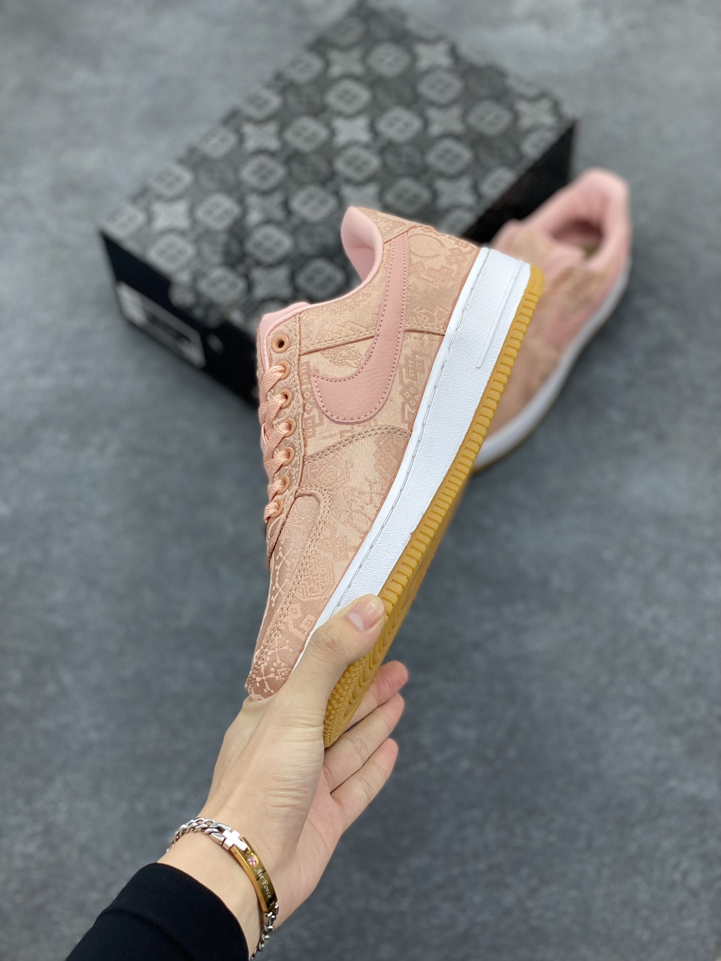 图片[3]-Clot x Nike Air Force 1 Premium AF1 陈冠希 藤原浩联名 丝绸 空军一号低帮百搭休闲运动板鞋。柔软、弹性十足的缓震性能和出色的中底设计，横跨复古与现代的外型结合，造就出风靡全球三十多年的Force 1，直到今天还深受青睐 货号：CJ5290-600 尺码：36 36.5 37.5 38 38.5 39 40 40.5 41 42 42.5 43 44 44.5 45-选品中心