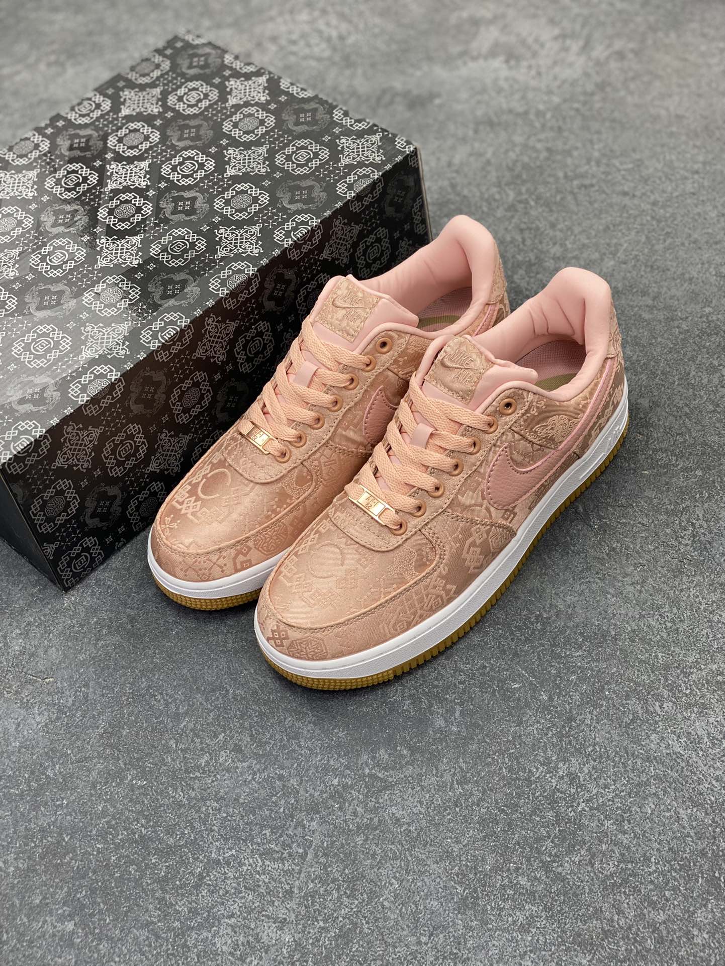图片[8]-Clot x Nike Air Force 1 Premium AF1 陈冠希 藤原浩联名 丝绸 空军一号低帮百搭休闲运动板鞋。柔软、弹性十足的缓震性能和出色的中底设计，横跨复古与现代的外型结合，造就出风靡全球三十多年的Force 1，直到今天还深受青睐 货号：CJ5290-600 尺码：36 36.5 37.5 38 38.5 39 40 40.5 41 42 42.5 43 44 44.5 45-选品中心