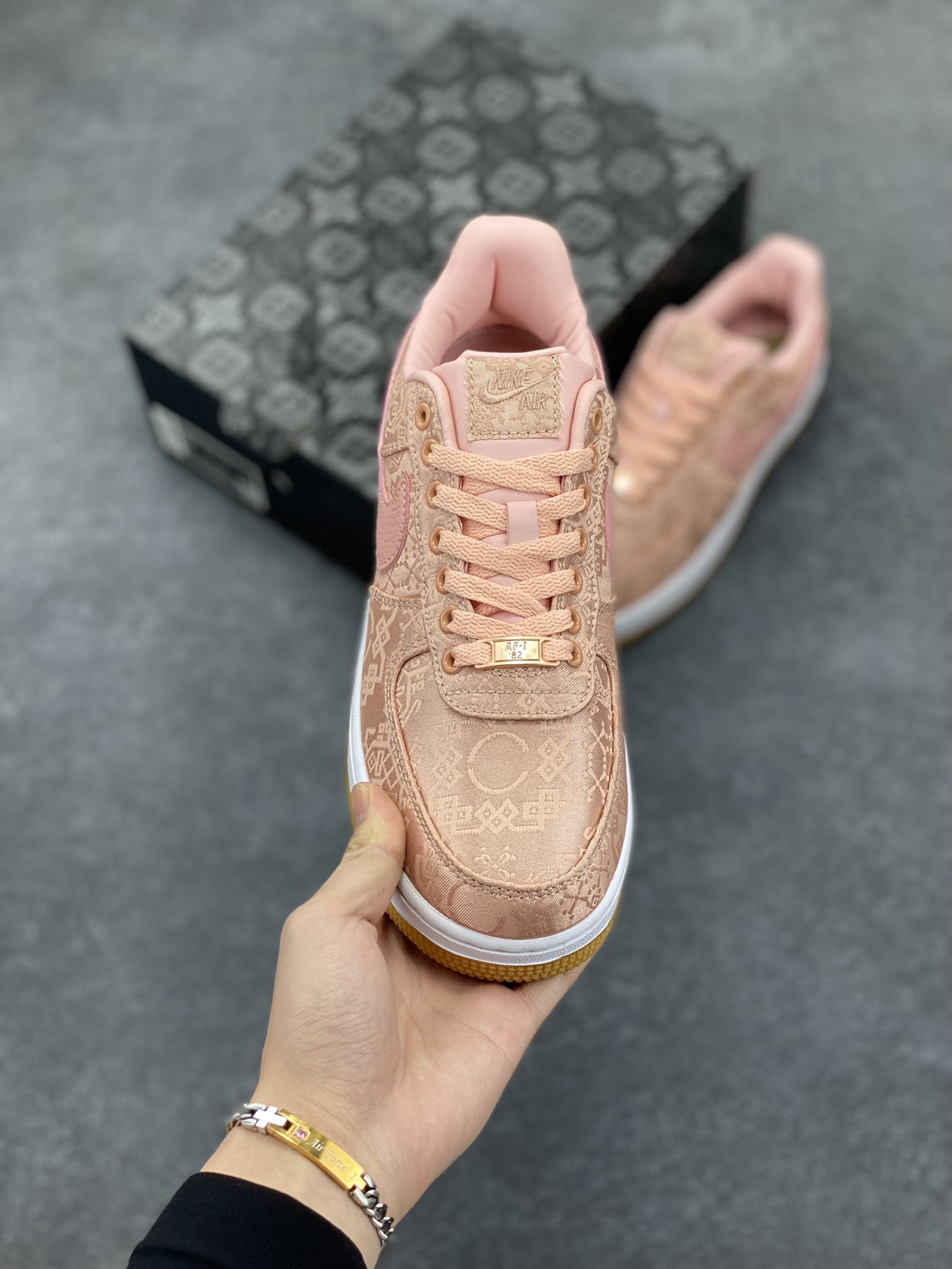 图片[2]-Clot x Nike Air Force 1 Premium AF1 陈冠希 藤原浩联名 丝绸 空军一号低帮百搭休闲运动板鞋。柔软、弹性十足的缓震性能和出色的中底设计，横跨复古与现代的外型结合，造就出风靡全球三十多年的Force 1，直到今天还深受青睐 货号：CJ5290-600 尺码：36 36.5 37.5 38 38.5 39 40 40.5 41 42 42.5 43 44 44.5 45-选品中心