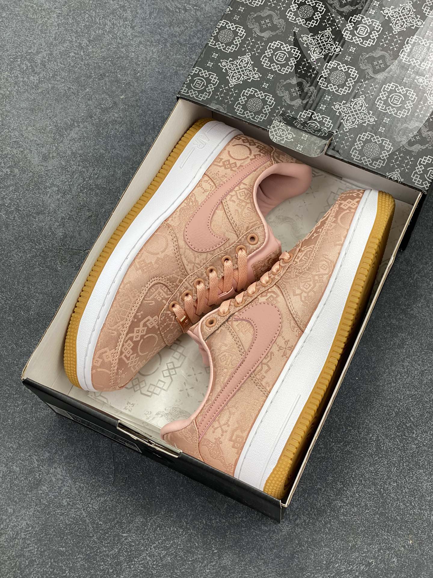 图片[9]-Clot x Nike Air Force 1 Premium AF1 陈冠希 藤原浩联名 丝绸 空军一号低帮百搭休闲运动板鞋。柔软、弹性十足的缓震性能和出色的中底设计，横跨复古与现代的外型结合，造就出风靡全球三十多年的Force 1，直到今天还深受青睐 货号：CJ5290-600 尺码：36 36.5 37.5 38 38.5 39 40 40.5 41 42 42.5 43 44 44.5 45-选品中心