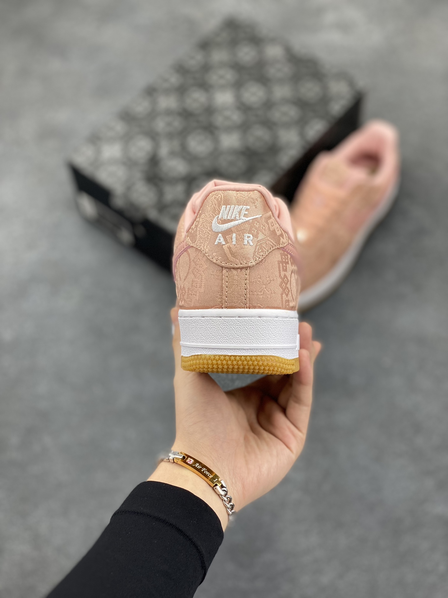 图片[4]-Clot x Nike Air Force 1 Premium AF1 陈冠希 藤原浩联名 丝绸 空军一号低帮百搭休闲运动板鞋。柔软、弹性十足的缓震性能和出色的中底设计，横跨复古与现代的外型结合，造就出风靡全球三十多年的Force 1，直到今天还深受青睐 货号：CJ5290-600 尺码：36 36.5 37.5 38 38.5 39 40 40.5 41 42 42.5 43 44 44.5 45-选品中心