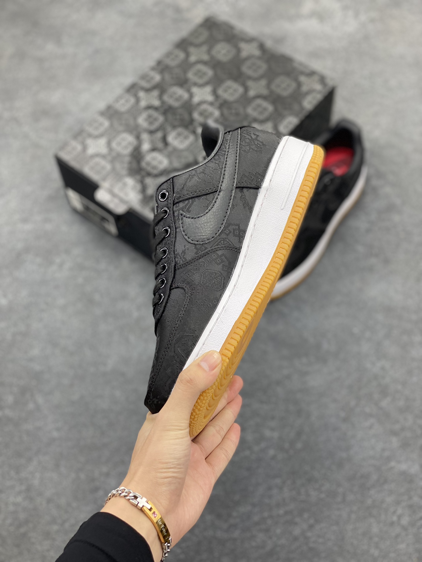 图片[3]-Clot x Nike Air Force 1 Premium AF1 陈冠希 藤原浩联名 丝绸 空军一号低帮百搭休闲运动板鞋。柔软、弹性十足的缓震性能和出色的中底设计，横跨复古与现代的外型结合，造就出风靡全球三十多年的Force 1，直到今天还深受青睐 货号：CZ3966-001 尺码：36 36.5 37.5 38 38.5 39 40 40.5 41 42 42.5 43 44 44.5 45-选品中心