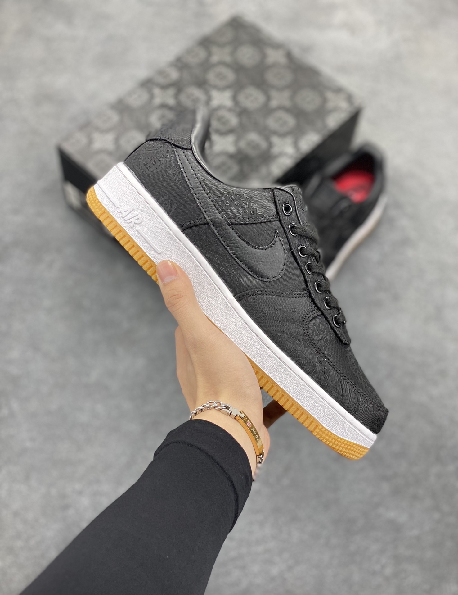 Clot x Nike Air Force 1 Premium AF1 陈冠希 藤原浩联名 丝绸 空军一号低帮百搭休闲运动板鞋。柔软、弹性十足的缓震性能和出色的中底设计，横跨复古与现代的外型结合，造就出风靡全球三十多年的Force 1，直到今天还深受青睐 货号：CZ3966-001 尺码：36 36.5 37.5 38 38.5 39 40 40.5 41 42 42.5 43 44 44.5 45-选品中心